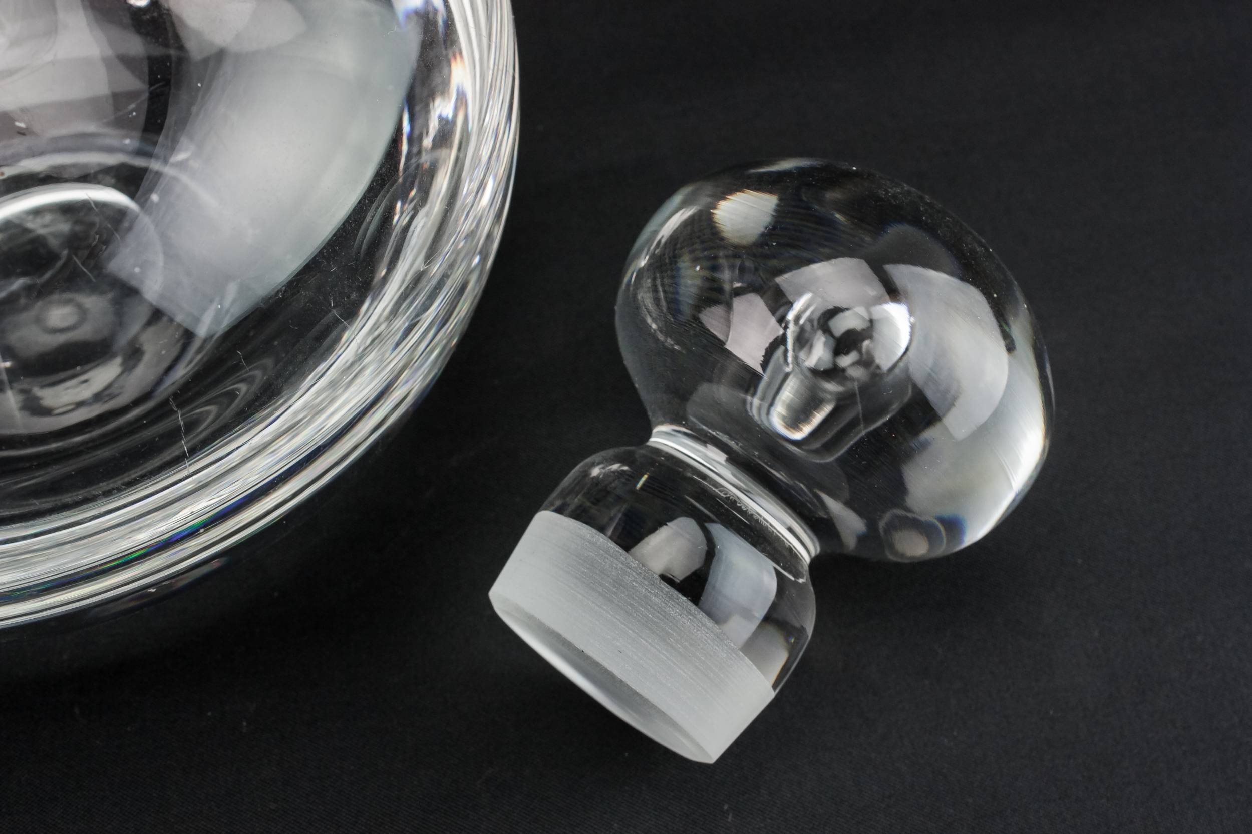 Blown Glass Elegant — Globular blown glass decanter 1