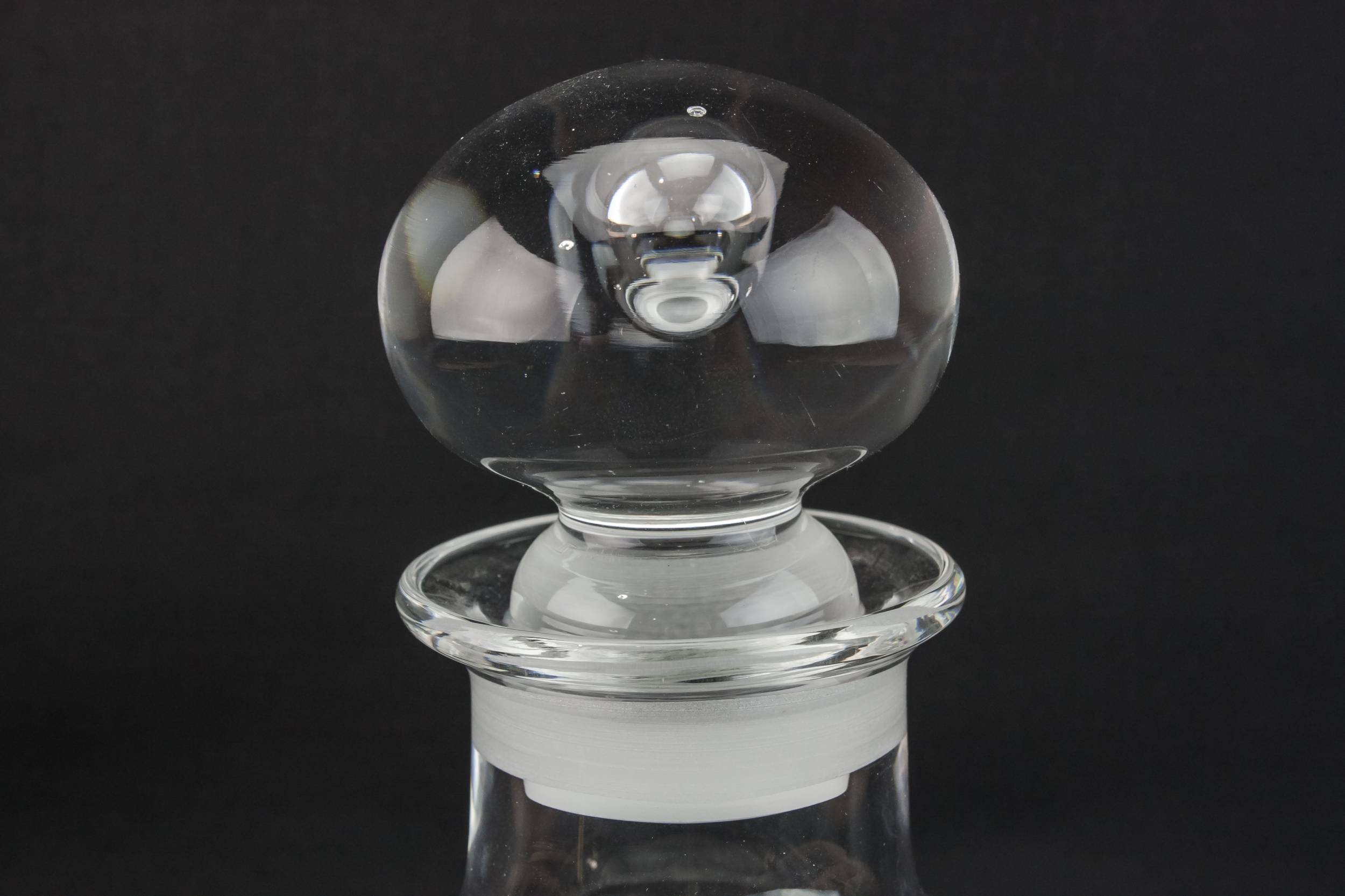 Blown Glass Elegant — Globular blown glass decanter 2
