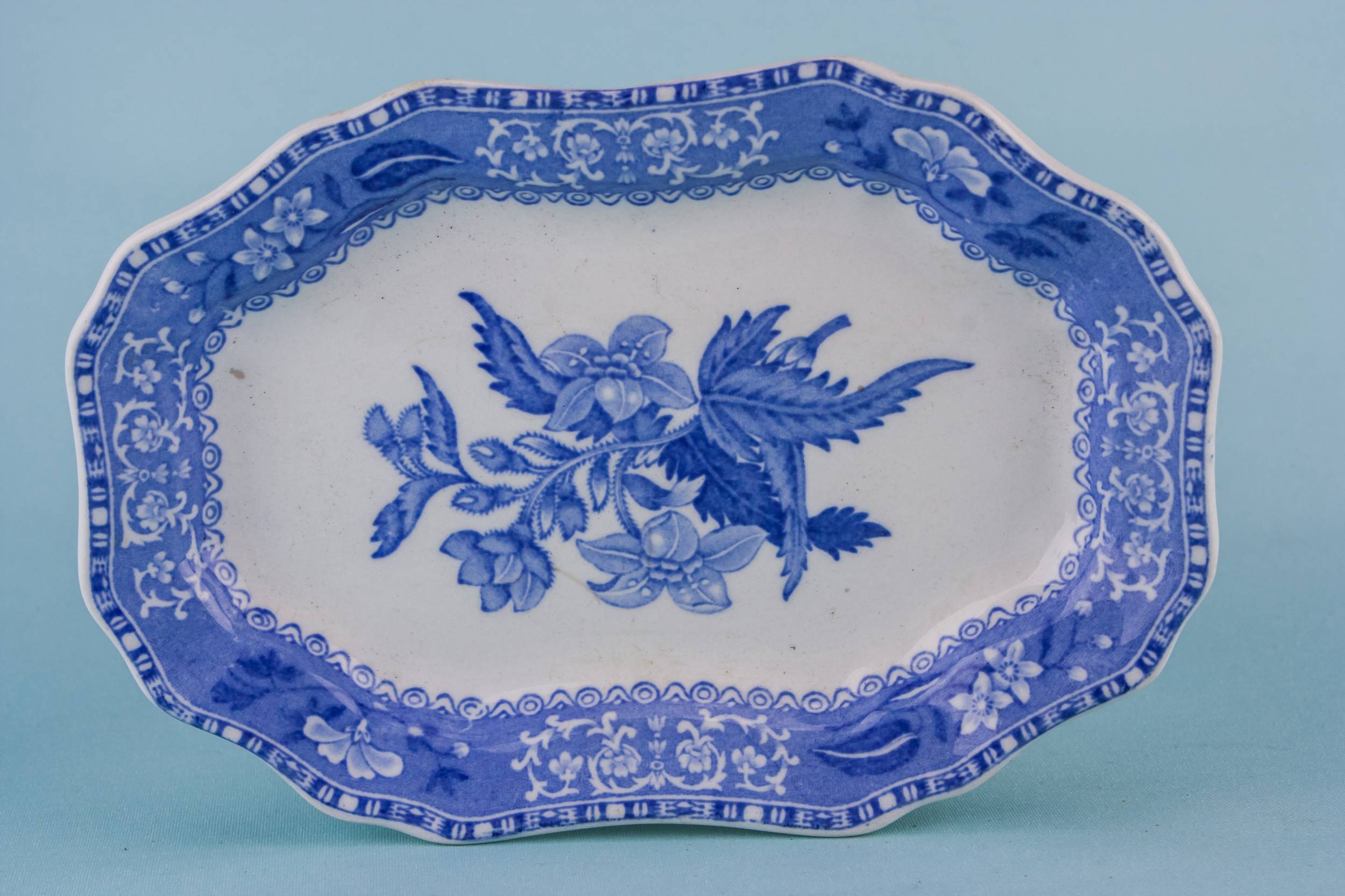 Elegant Blue And — Blue and white gravy boat 4