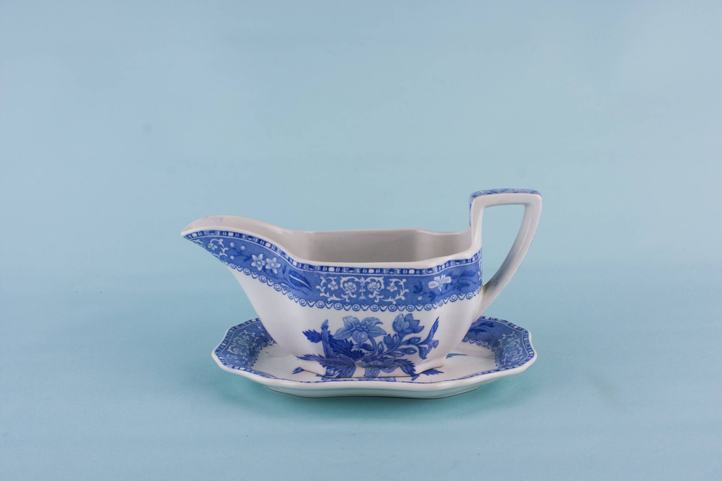 Elegant Blue And — Blue and white gravy boat