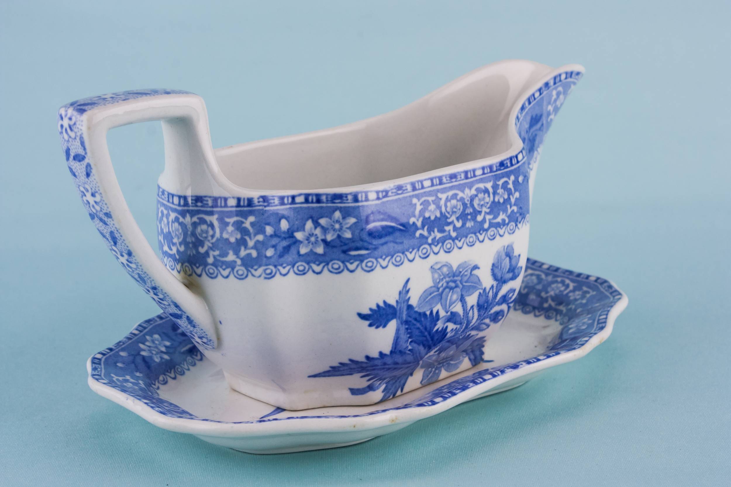 Elegant Blue And — Blue and white gravy boat 1