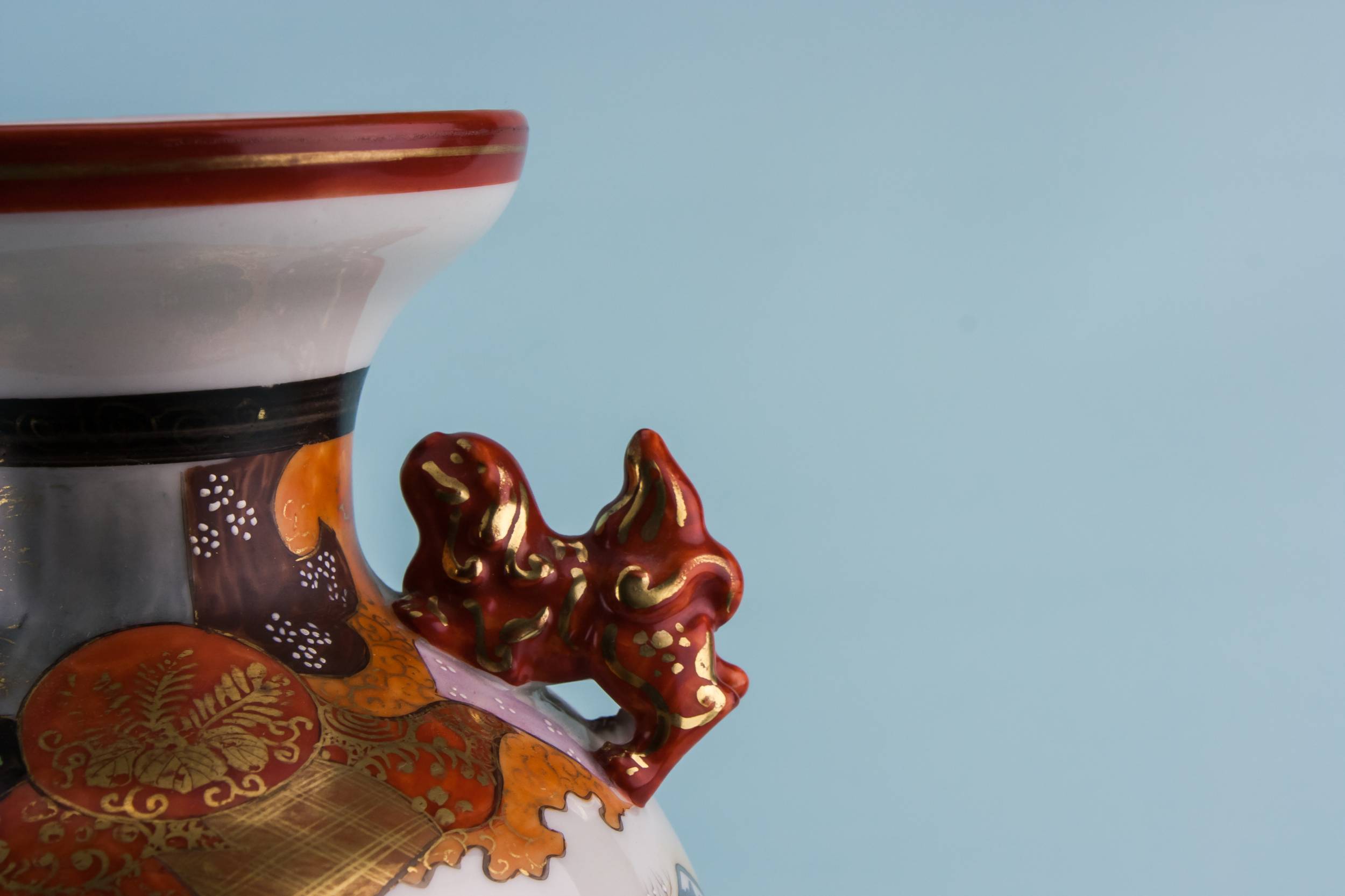 Elegant Antique Landscape — Kutani porcelain vase 1