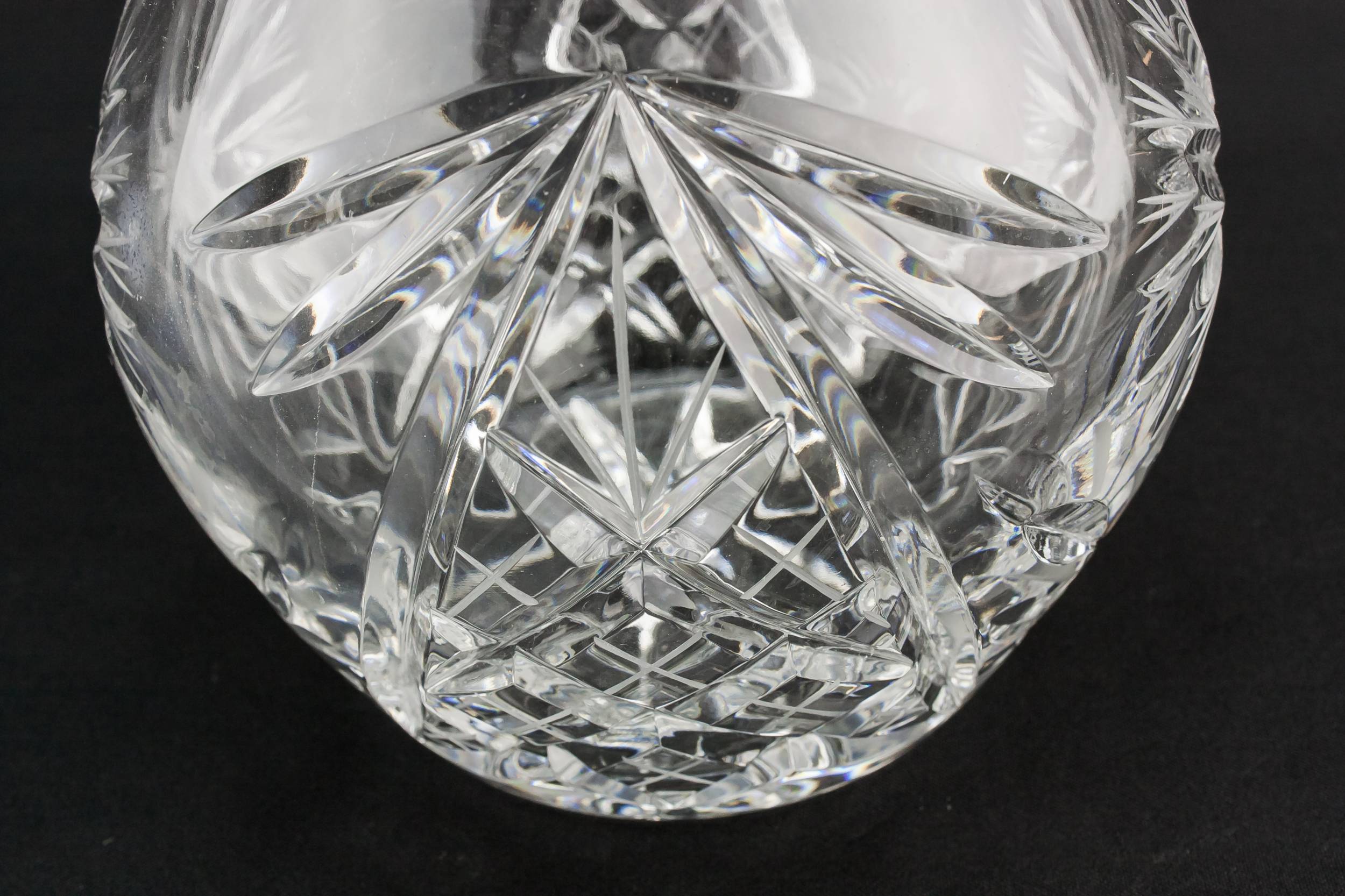 Globular Moulded Glass — Moulded glass wine decanter 2