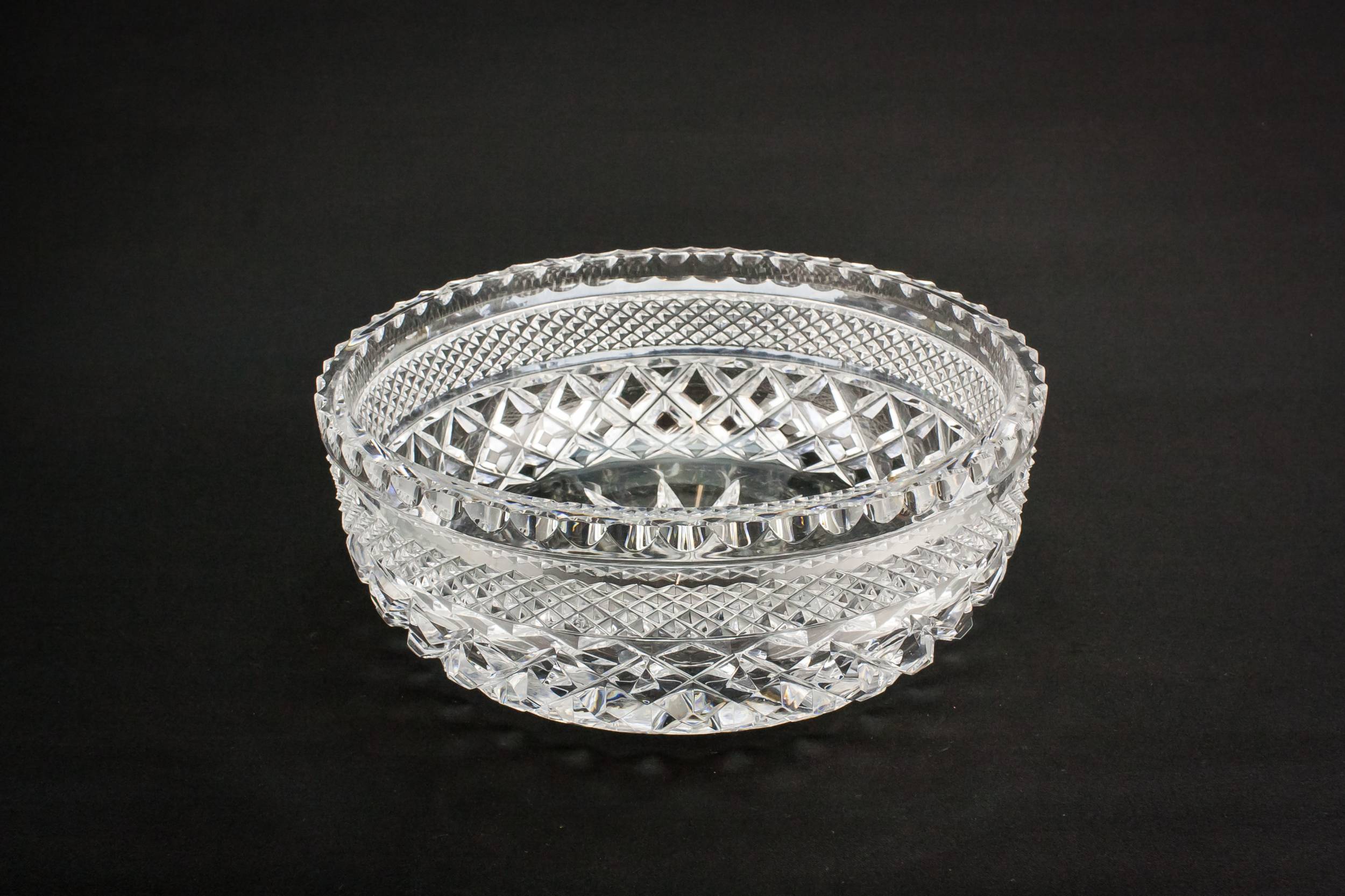 Retro Elegant Diamond — Retro cut glass serving bowl