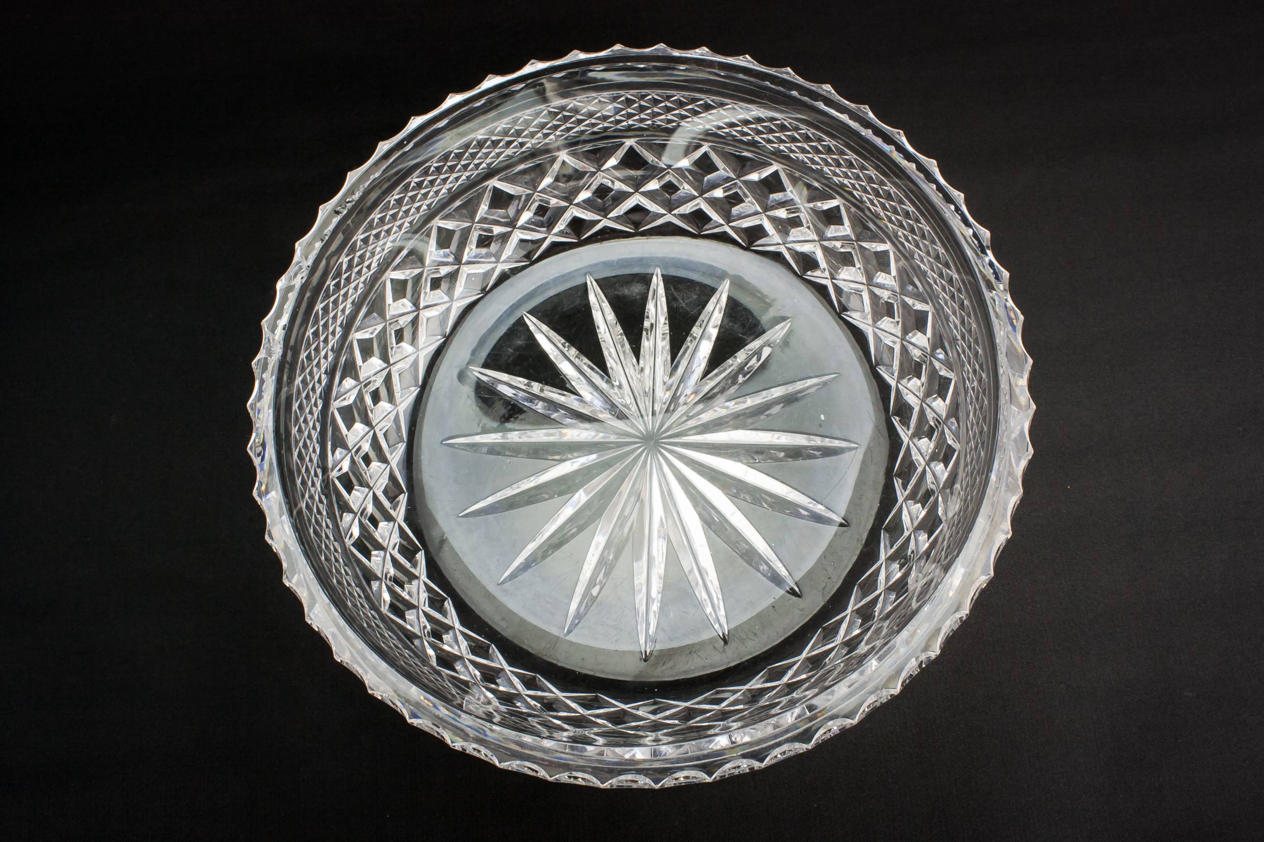 Retro Elegant Diamond — Retro cut glass serving bowl 1