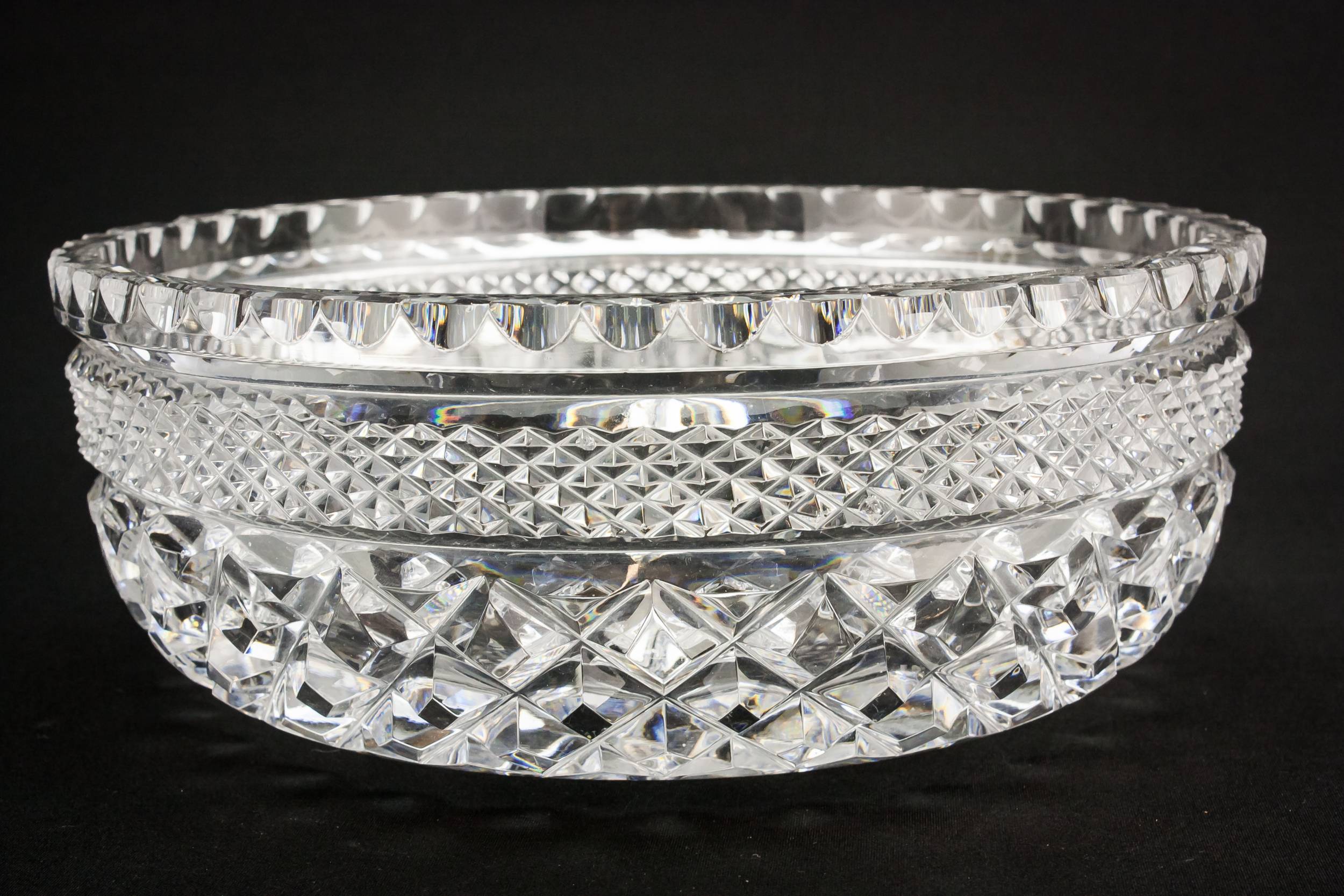 Retro Elegant Diamond — Retro cut glass serving bowl 2