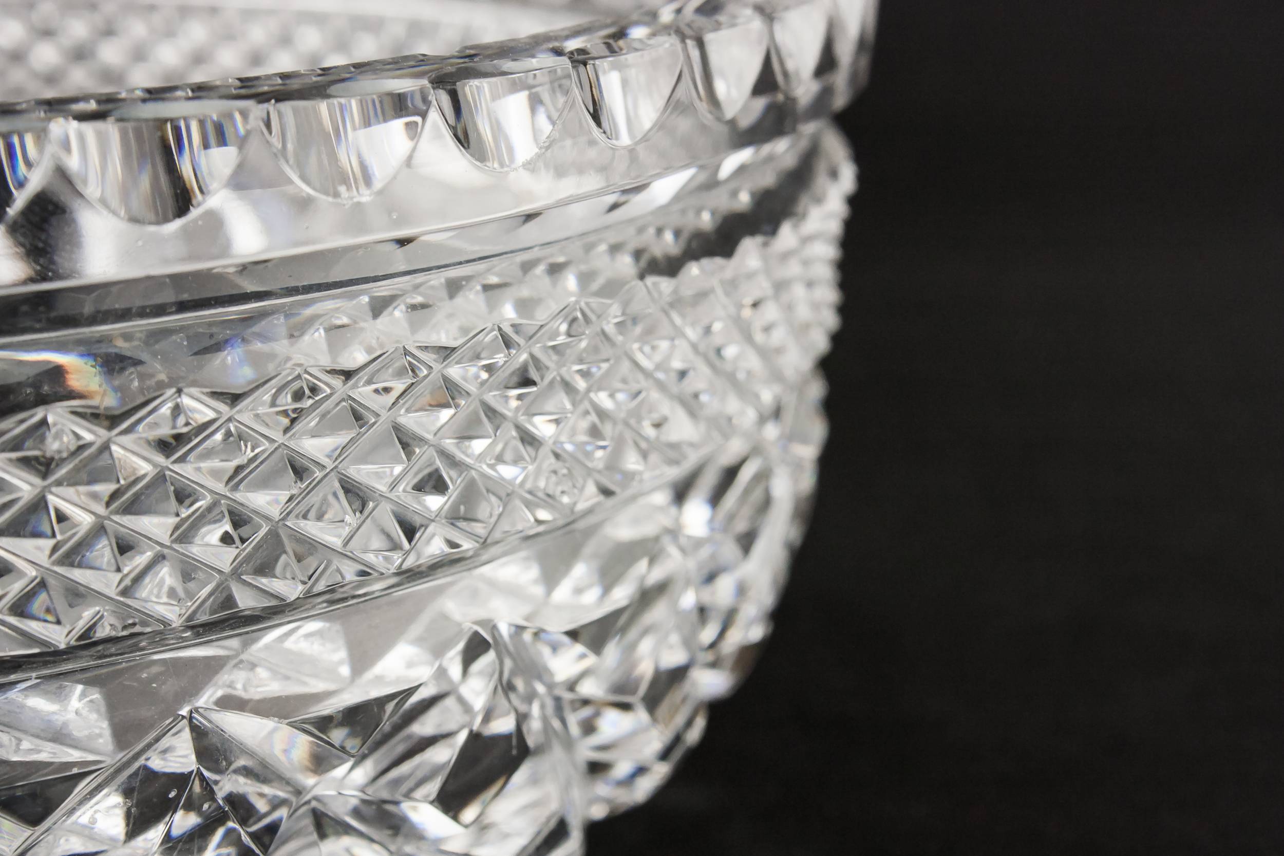 Retro Elegant Diamond — Retro cut glass serving bowl 3