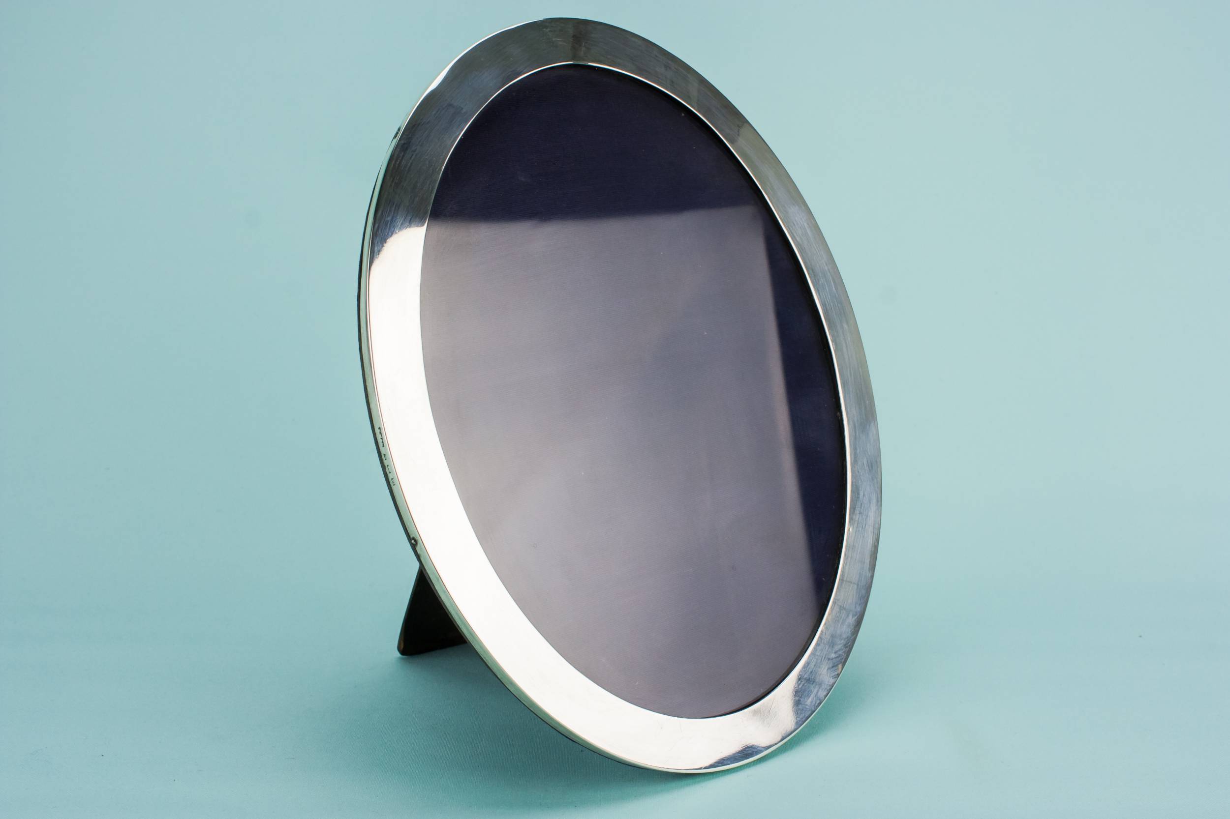 Elegant Antique E — Silver oval frame
