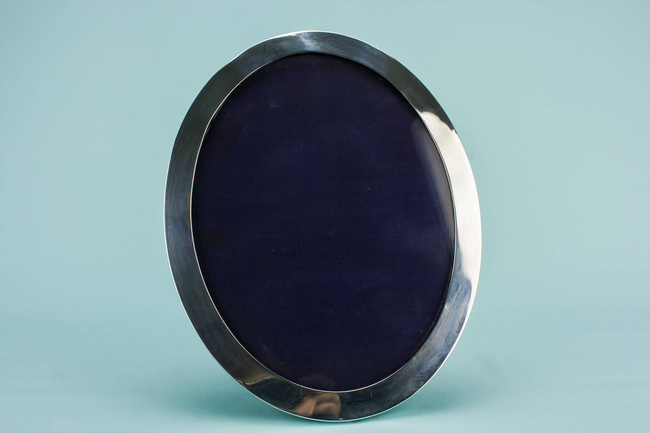 Elegant Antique E — Silver oval frame 1