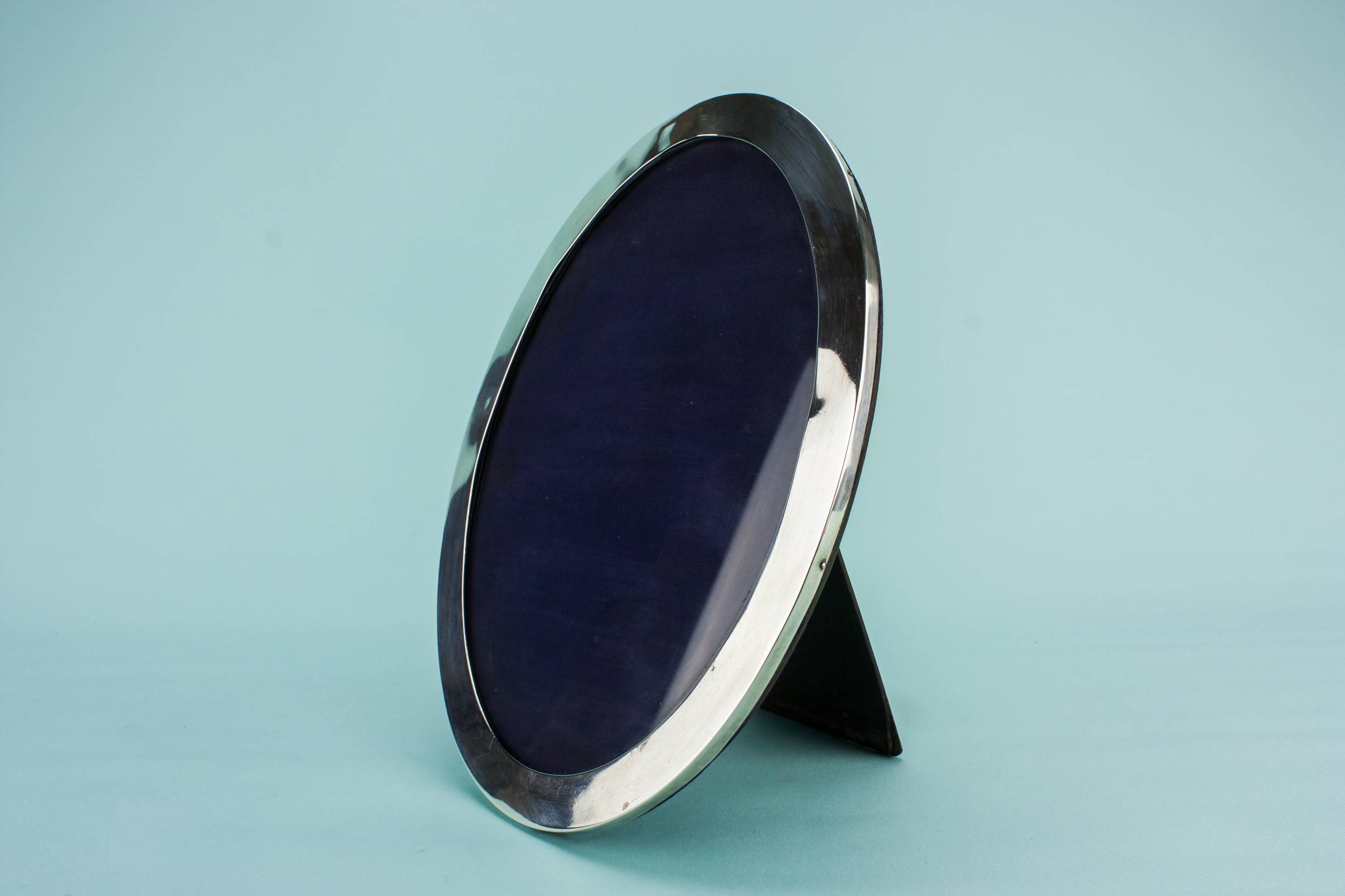 Elegant Antique E — Silver oval frame 2