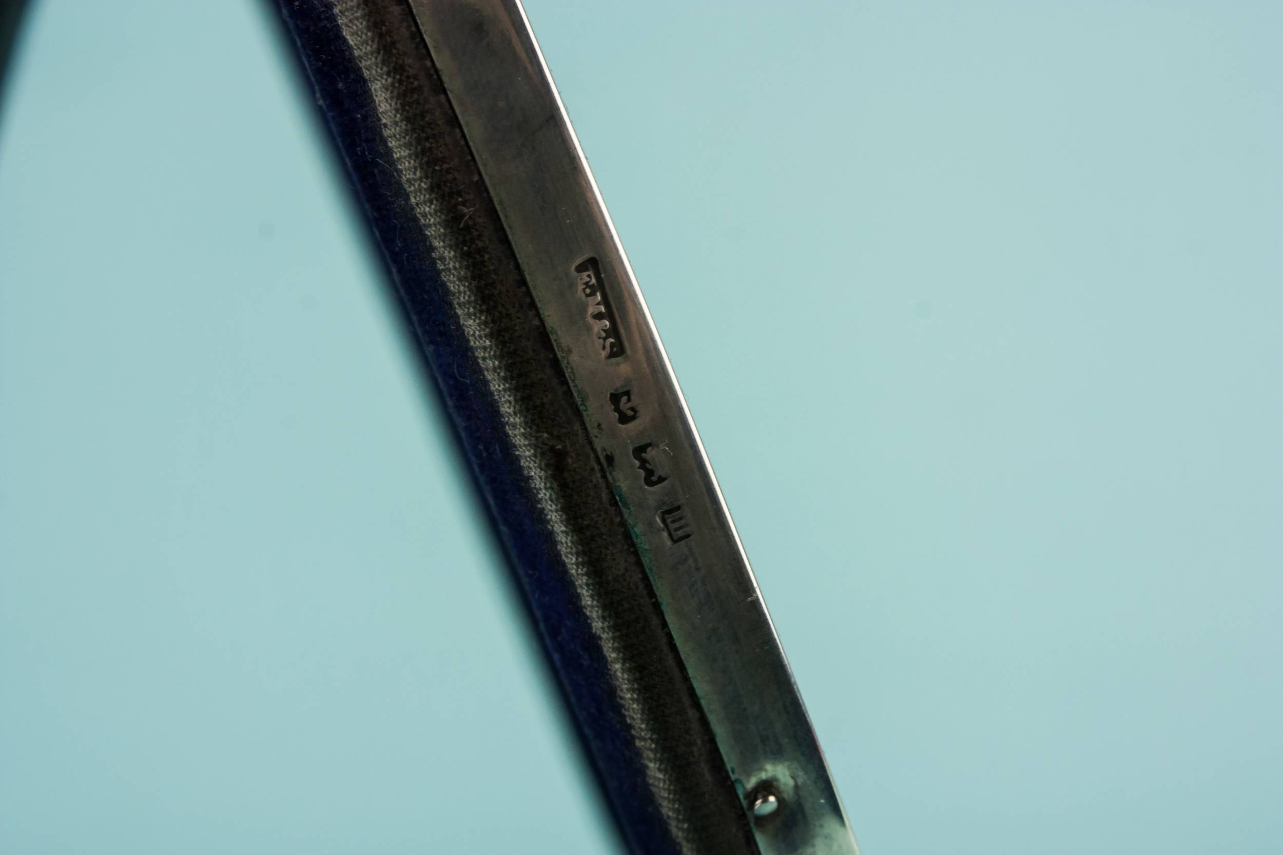 Elegant Antique E — Silver oval frame 3