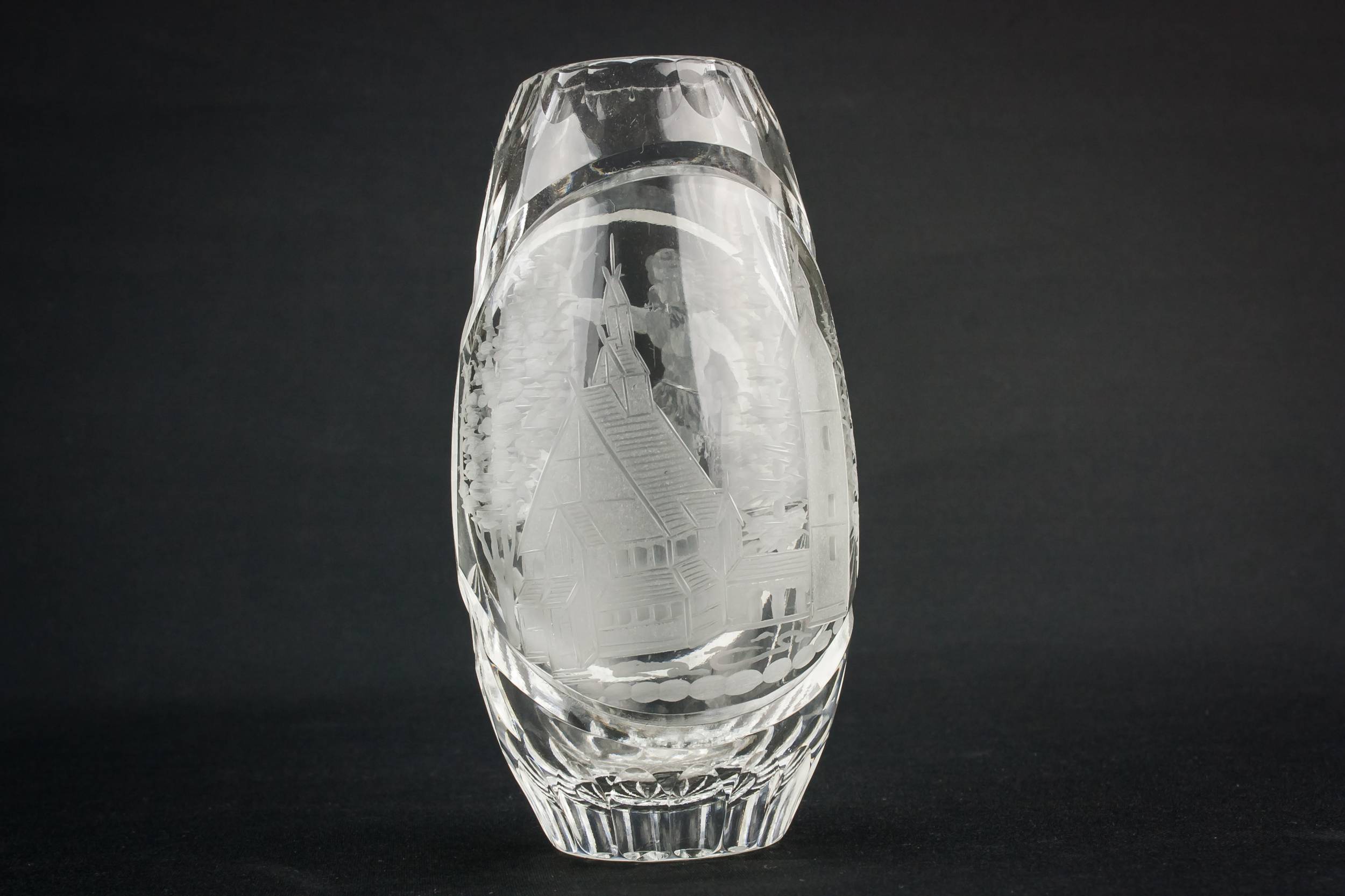 Glass Elegant Figural — Small glass vase 2