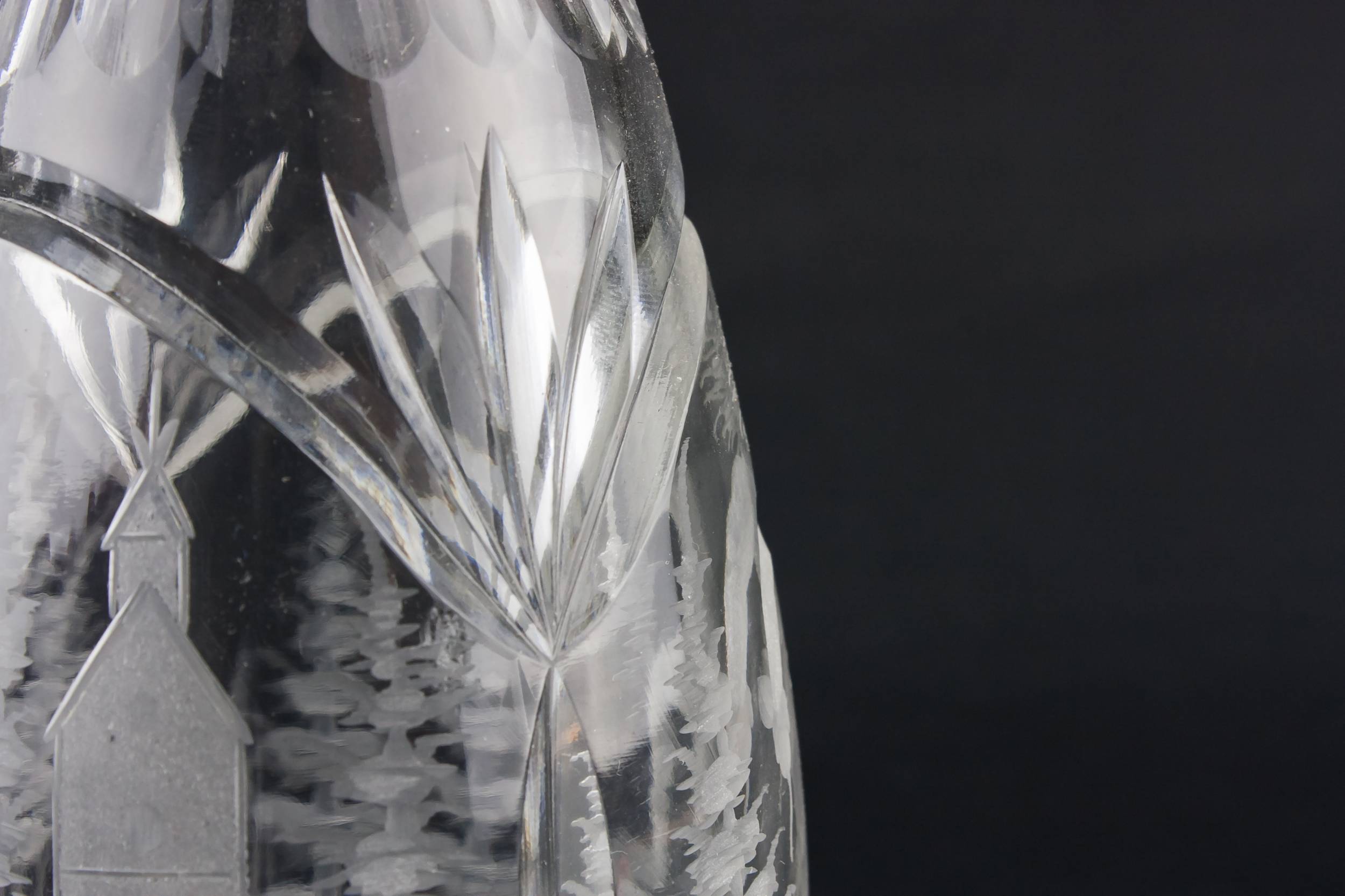 Glass Elegant Figural — Small glass vase 3