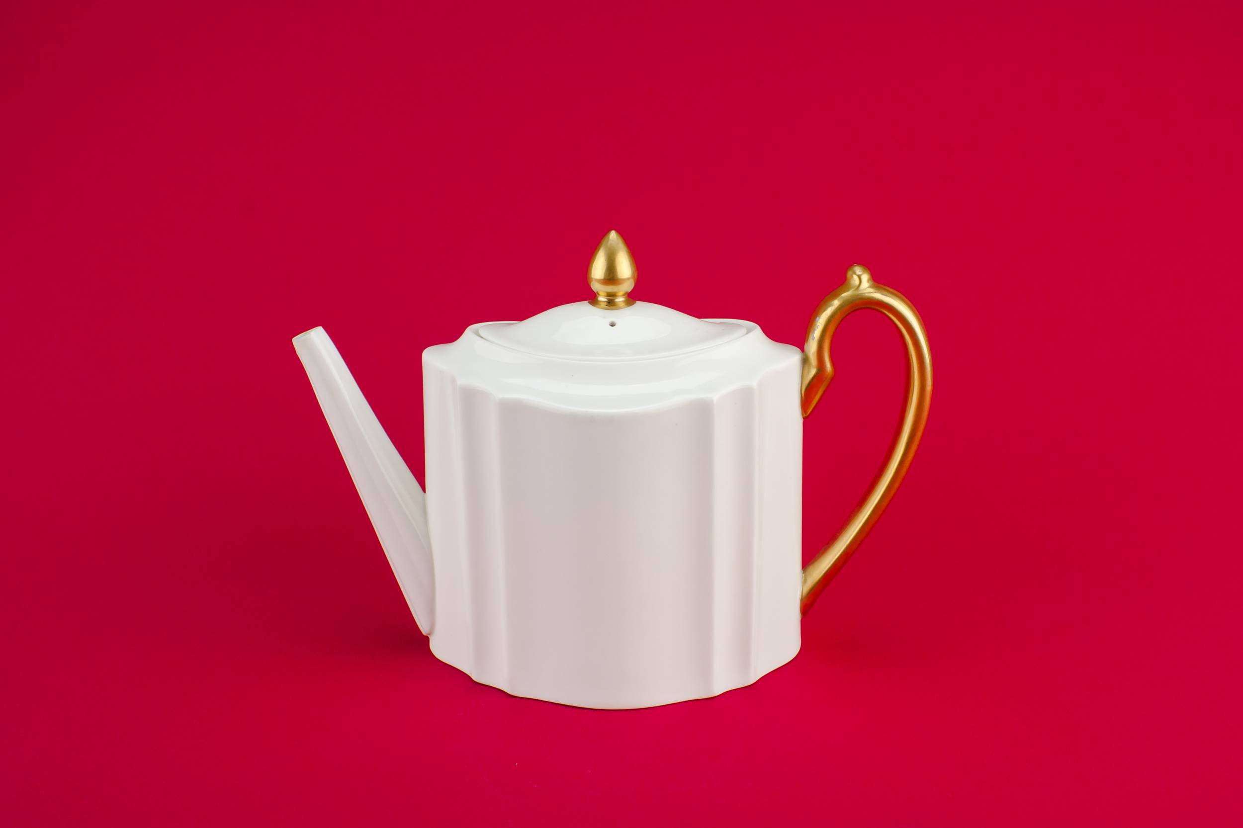 White Retro Ribbed — Small retro teapot