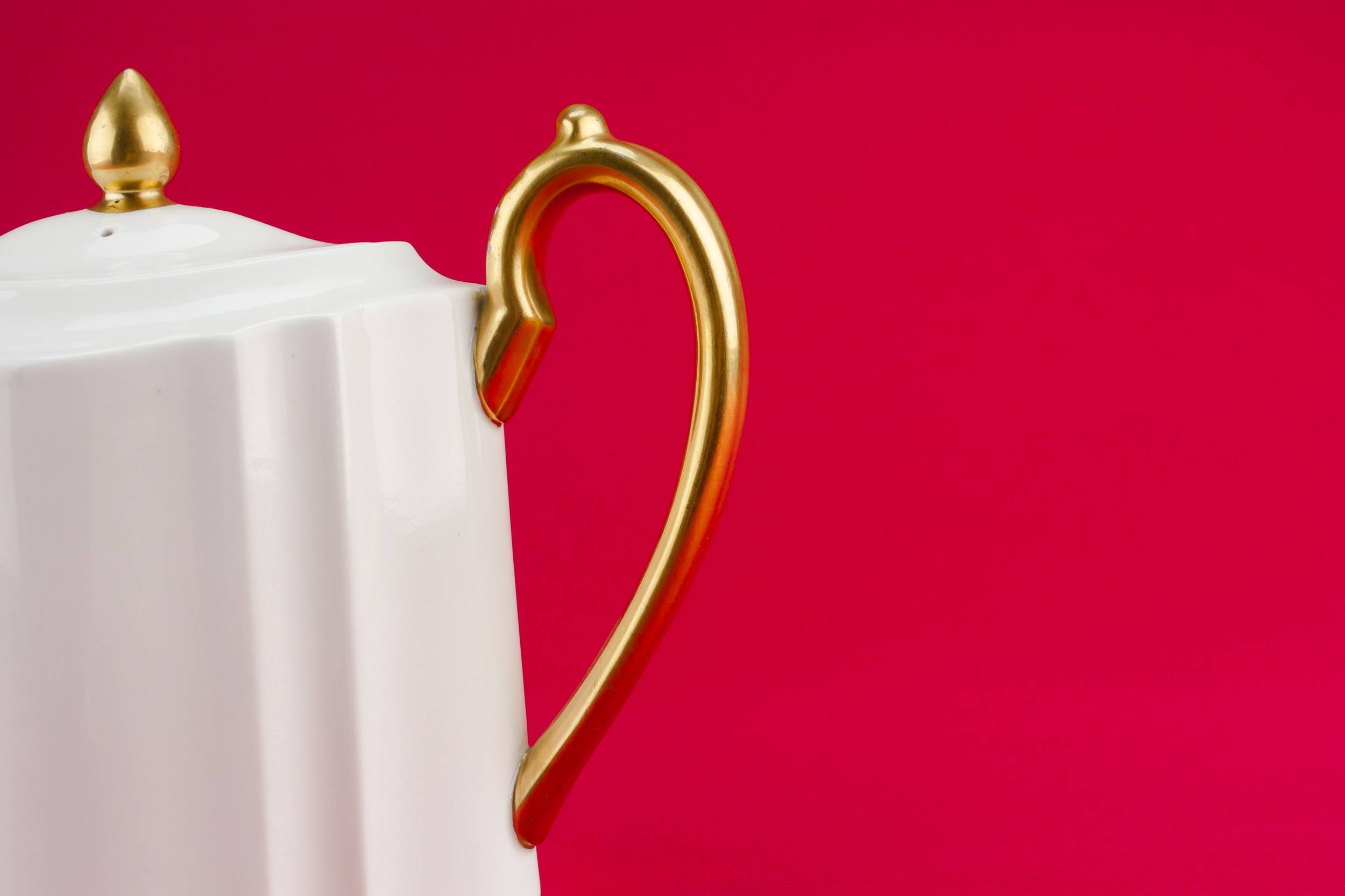 White Retro Ribbed — Small retro teapot 3