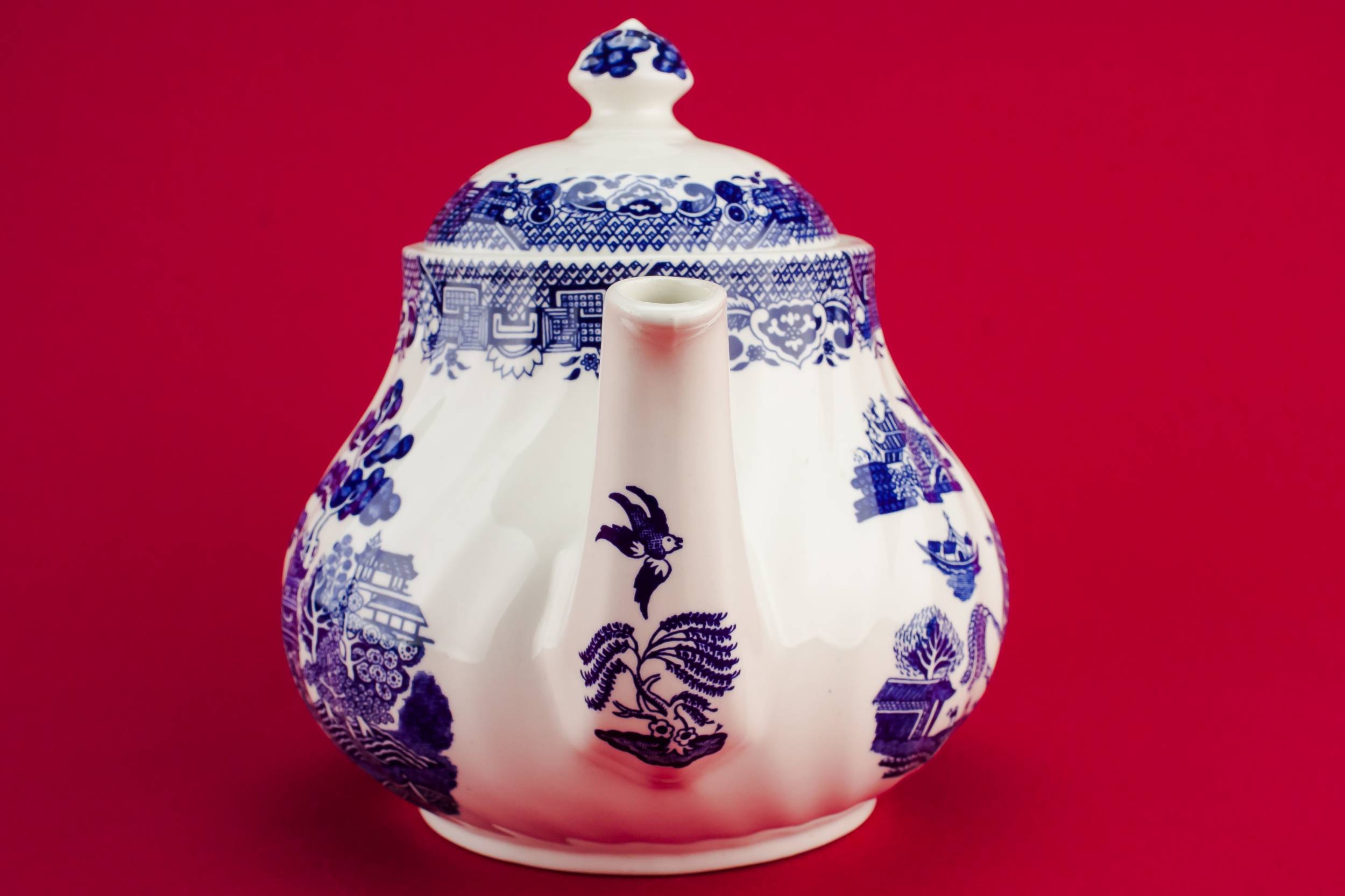 Retro Vintage Willow — Willow pottery teapot 2