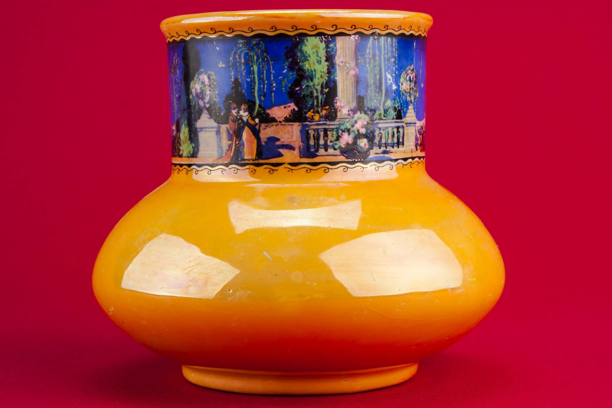 Attractive Vintage Pottery — Small pottery vase 3