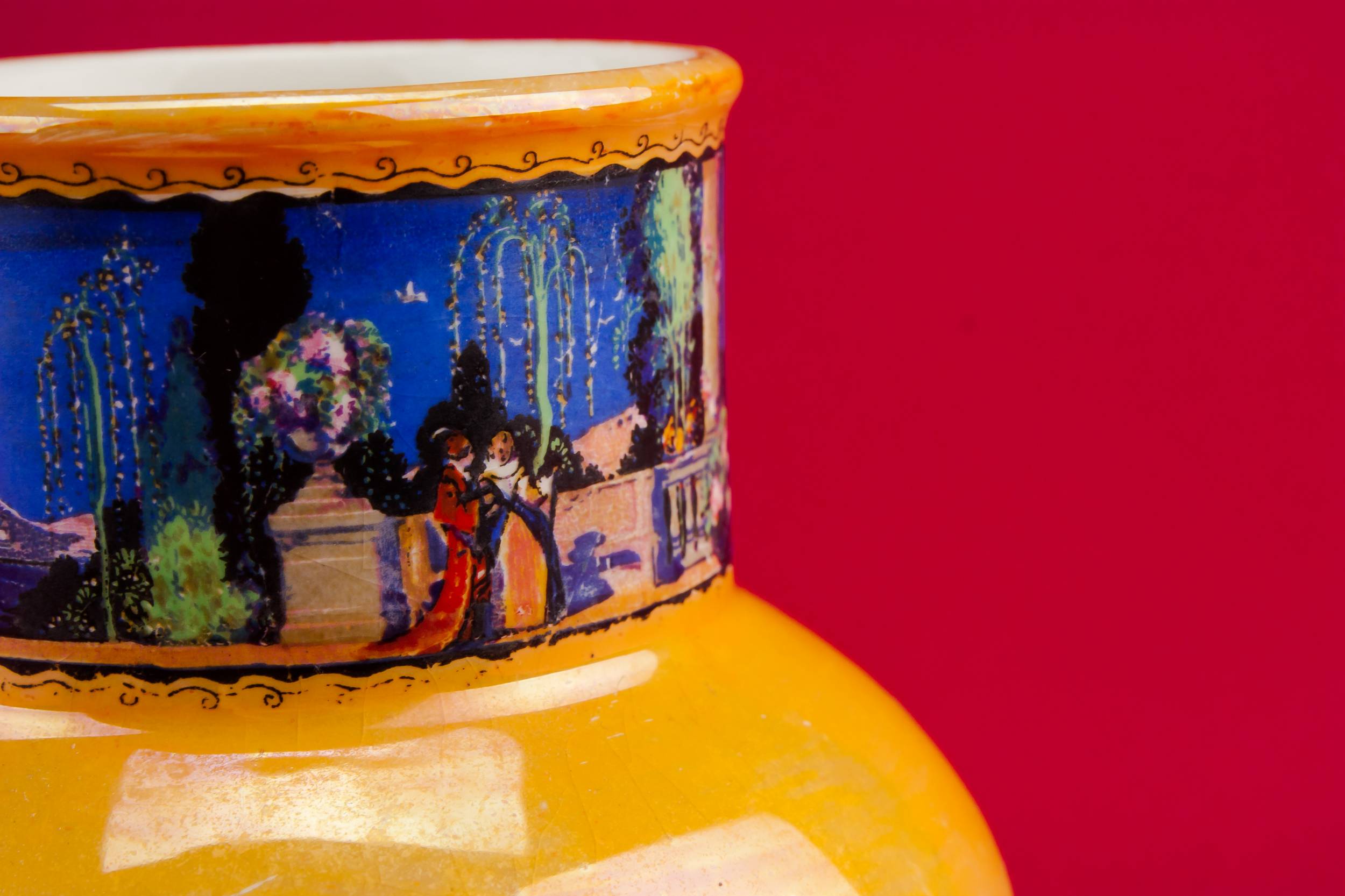 Attractive Vintage Pottery — Small pottery vase 1