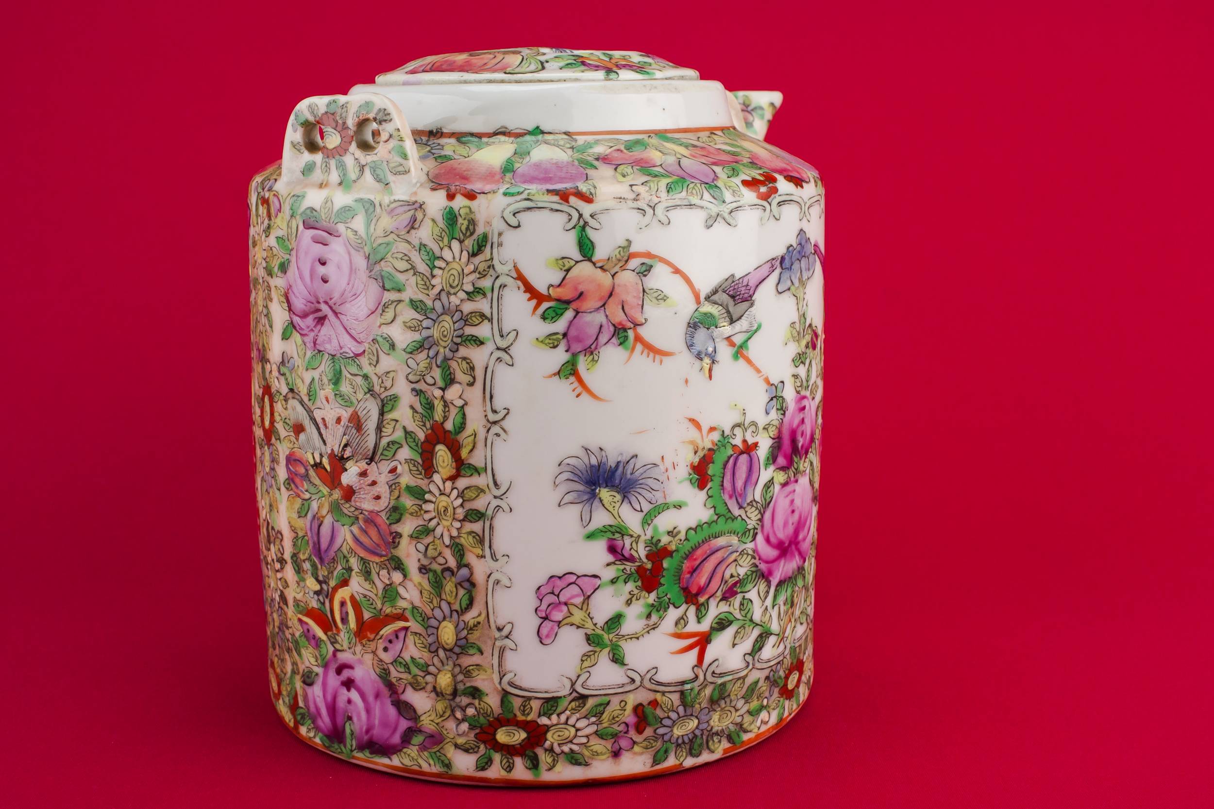 Famille Rose Beautiful — Small porcelain teapot 1