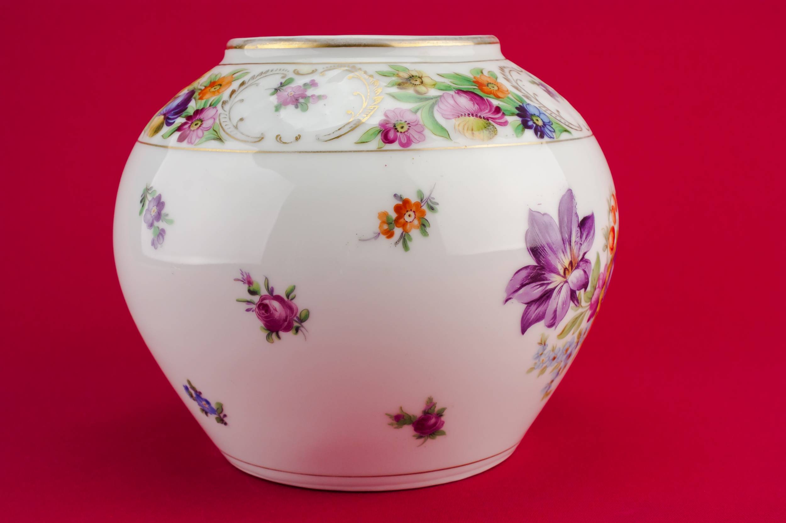 Classical Vintage Floral — Small porcelain vase 1