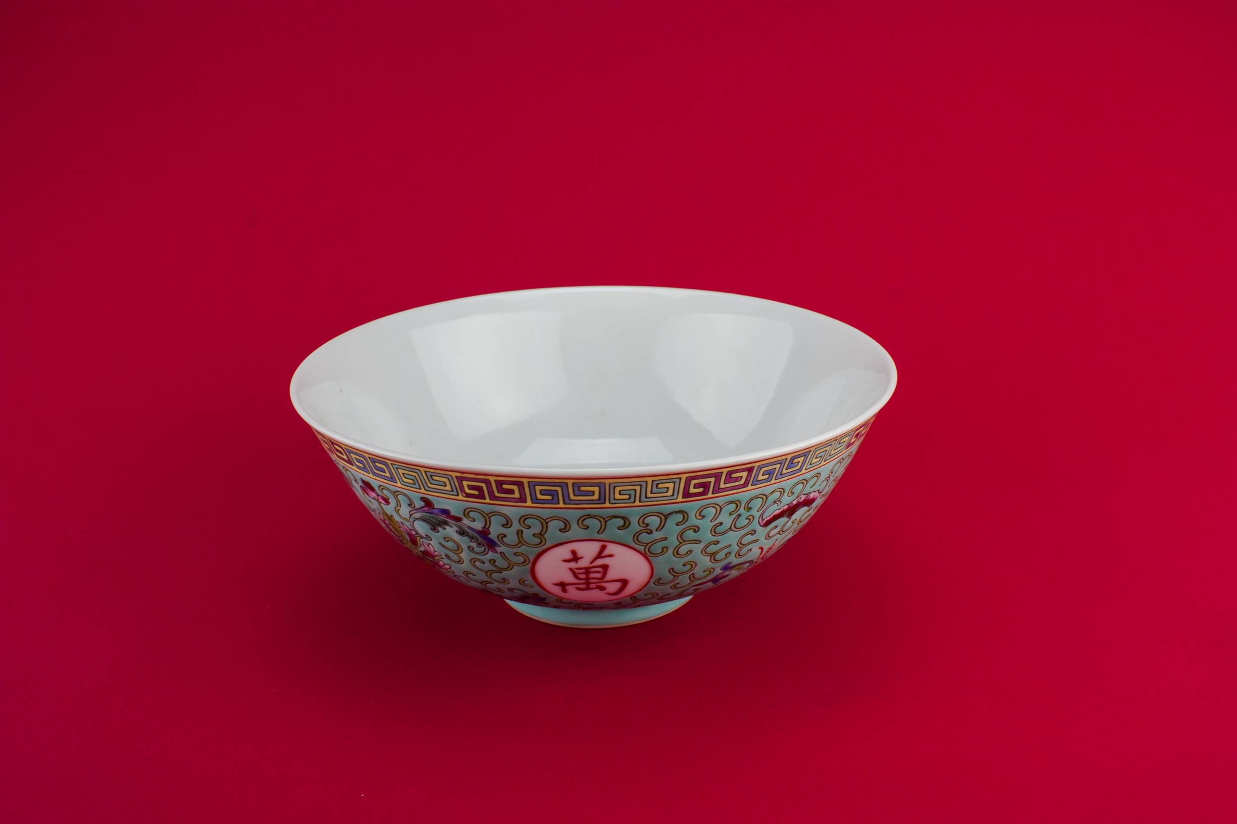 Classical Retro Serving — Retro porcelain serving bowl