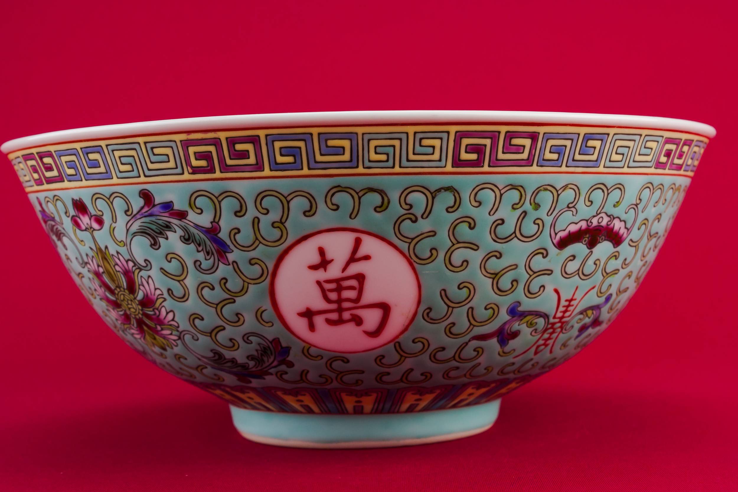 Classical Retro Serving — Retro porcelain serving bowl 2