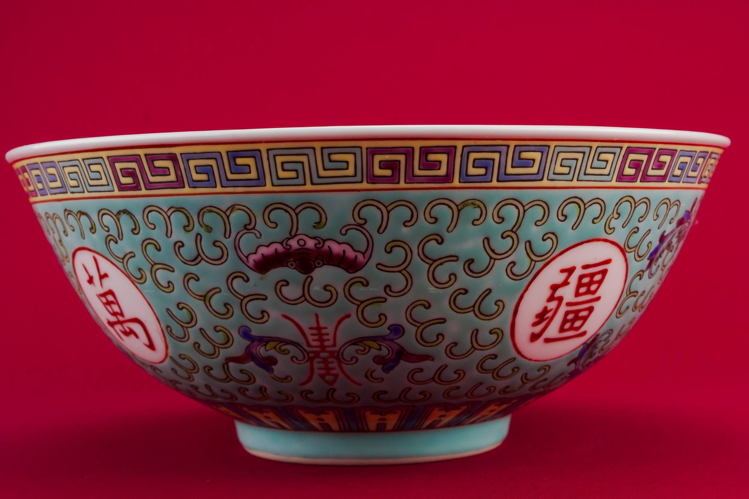 Classical Retro Serving — Retro porcelain serving bowl 3