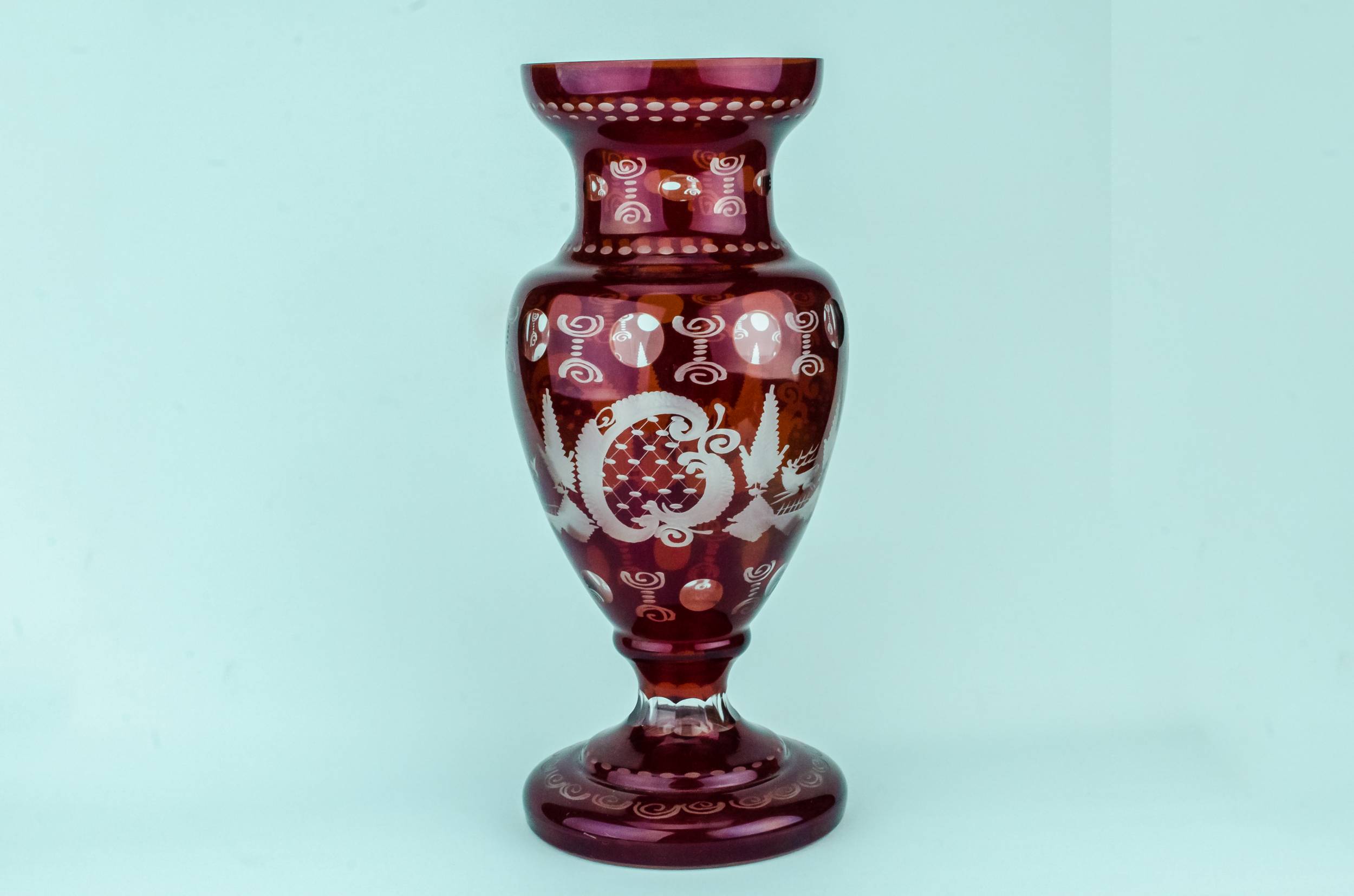 Antique Victorian Glass — Large red glass vase 4