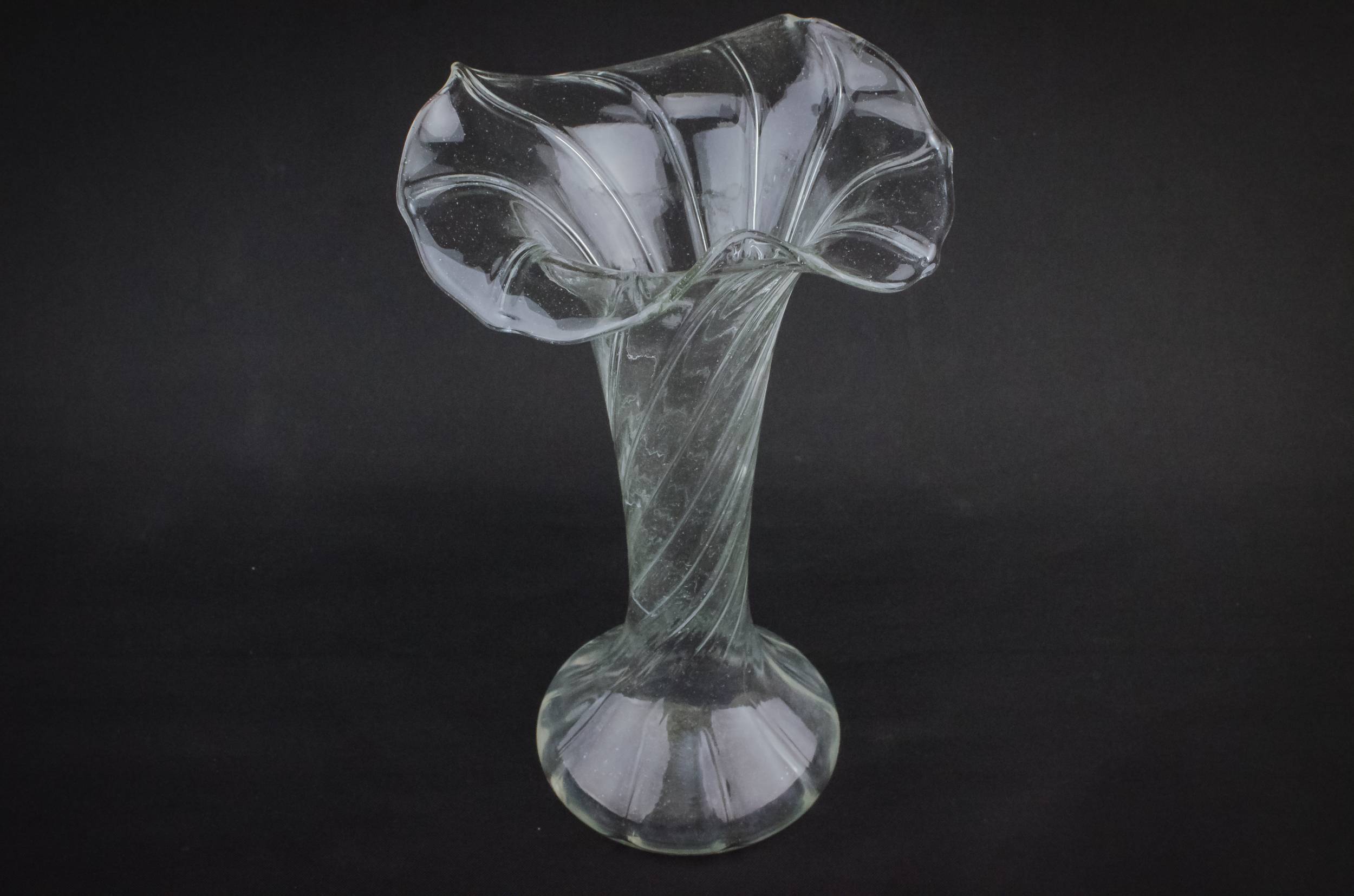 Antique Elegant Swirl — Art Nouveau glass vase 3