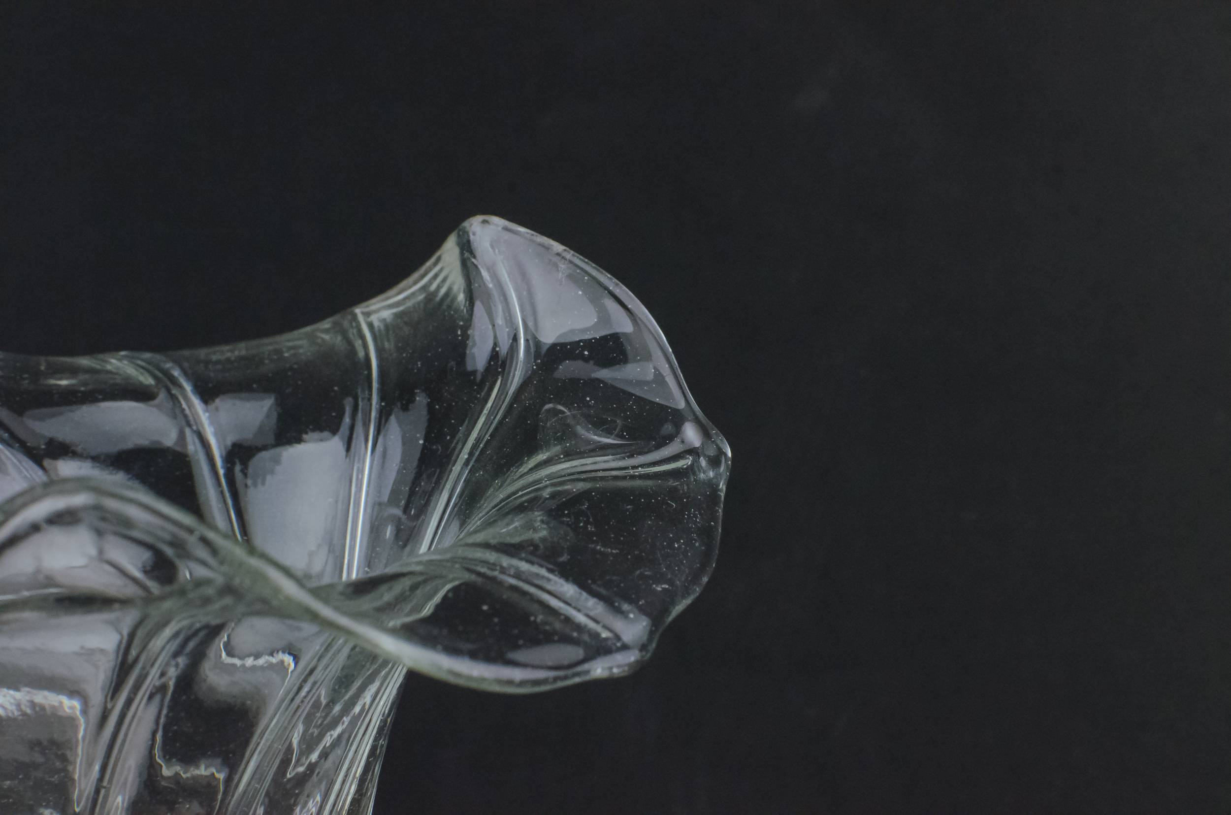 Antique Elegant Swirl — Art Nouveau glass vase 2