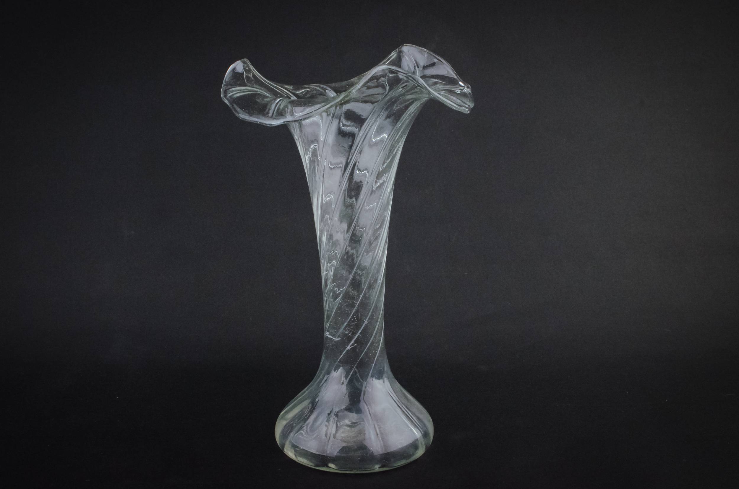 Antique Elegant Swirl — Art Nouveau glass vase 1