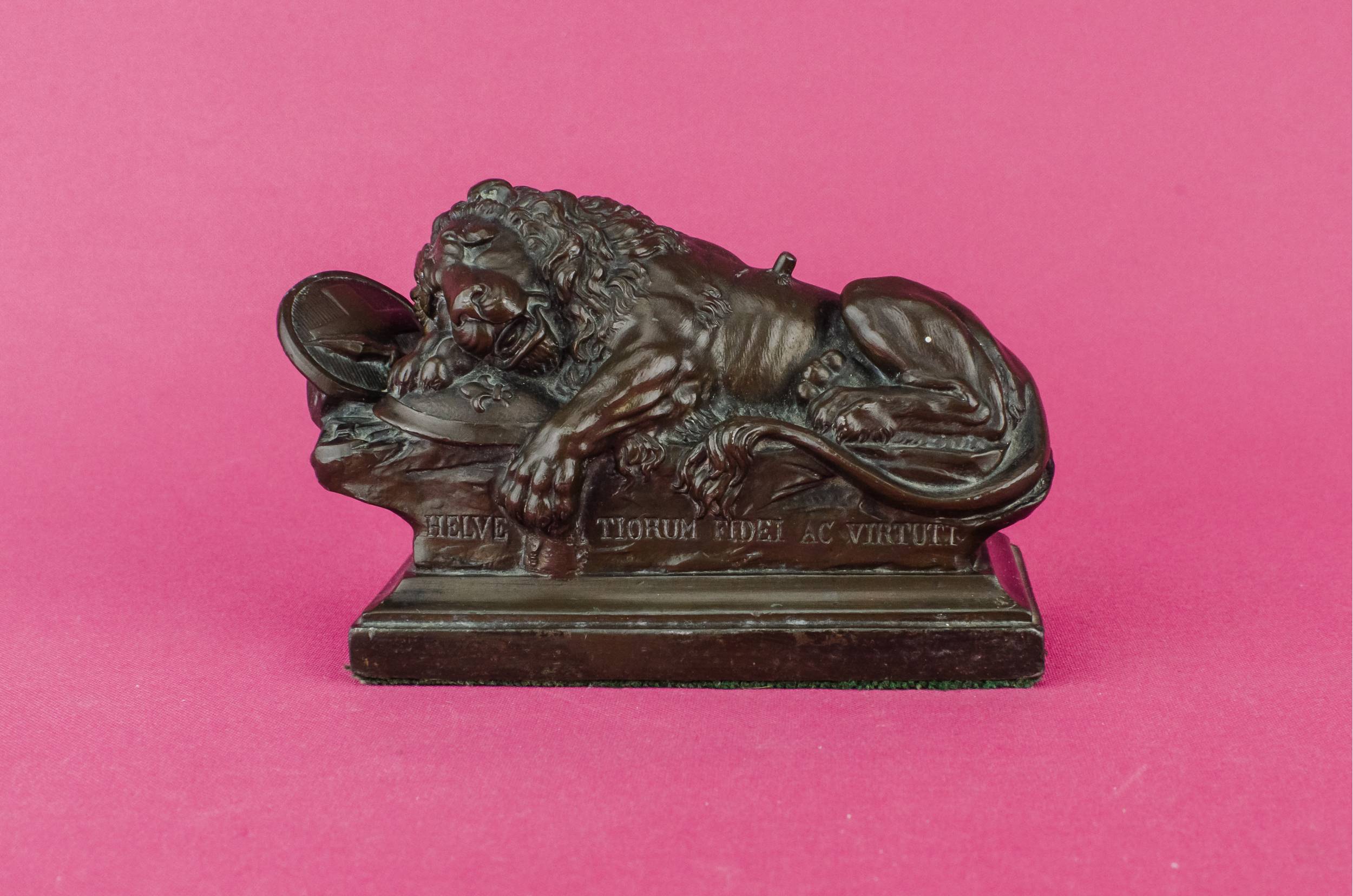 Neo-Classical Antique SCULPTURE — Bronze lion sculpture