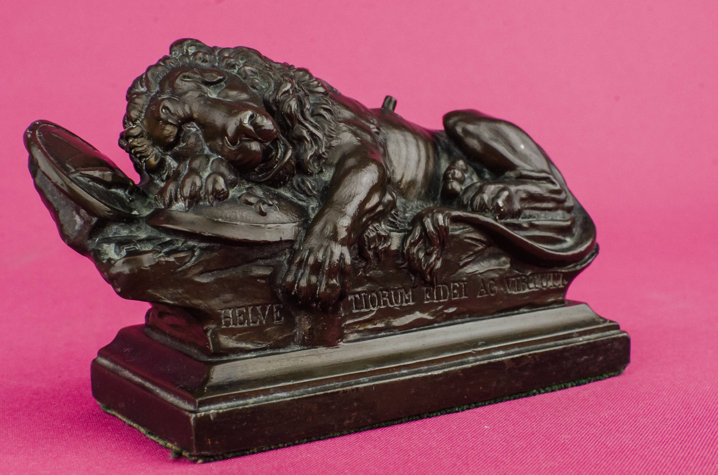 Neo-Classical Antique SCULPTURE — Bronze lion sculpture 6