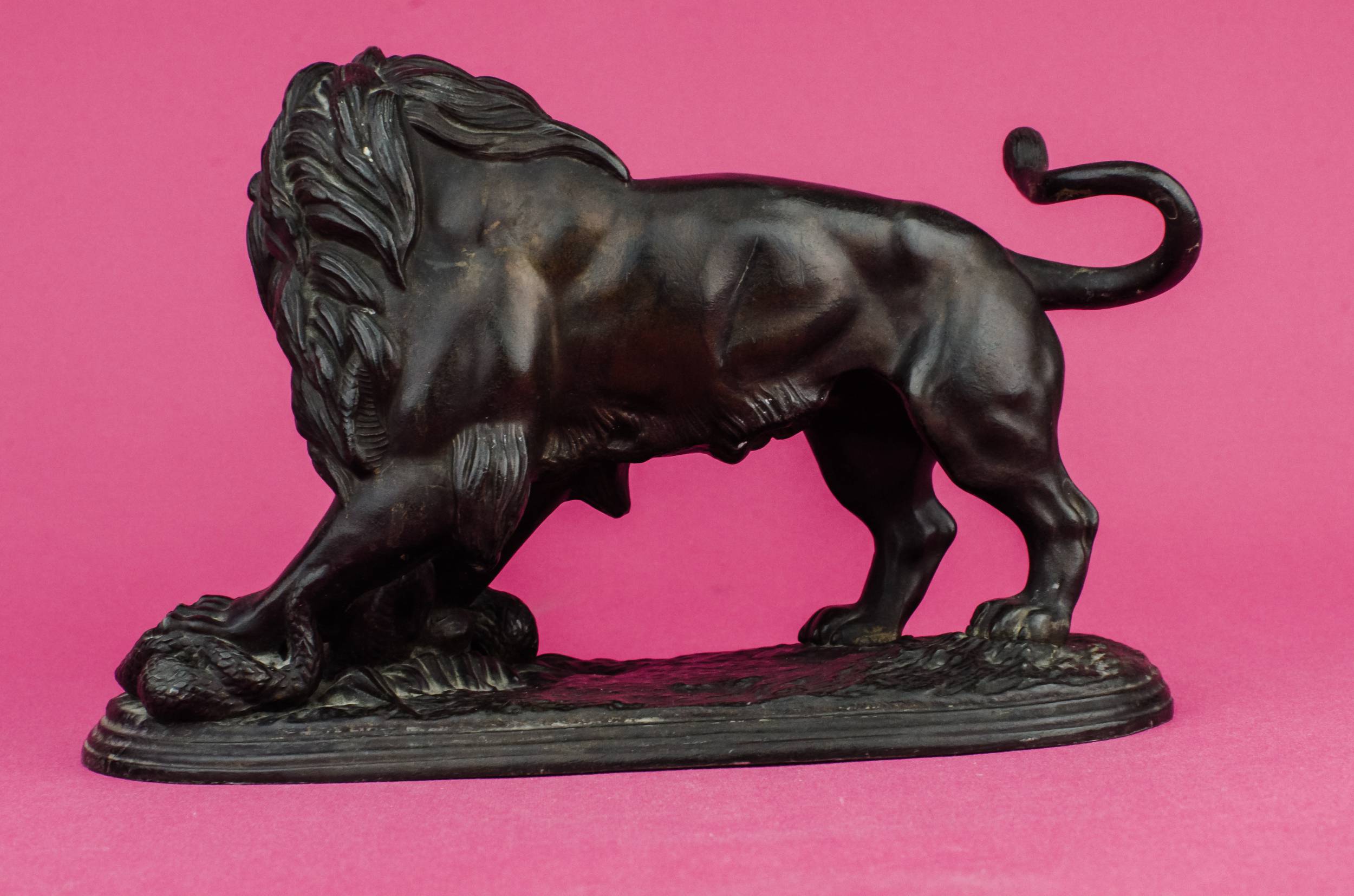 Antique Charming Lion — Bronze lion sculpture 4