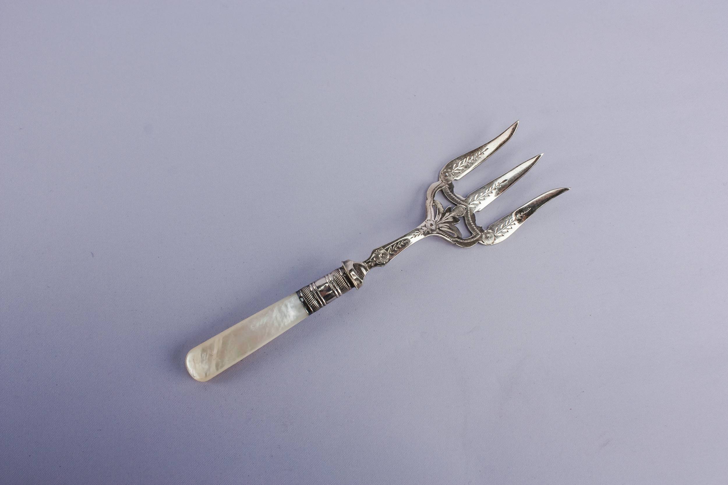 Medium serving fork
