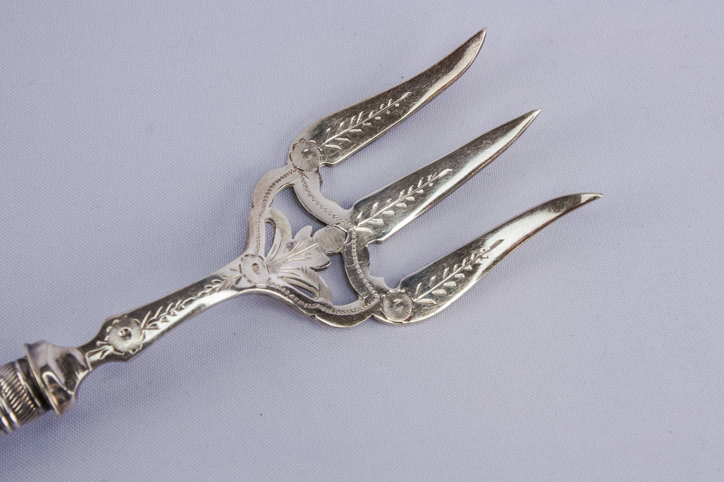 Medium serving fork 1