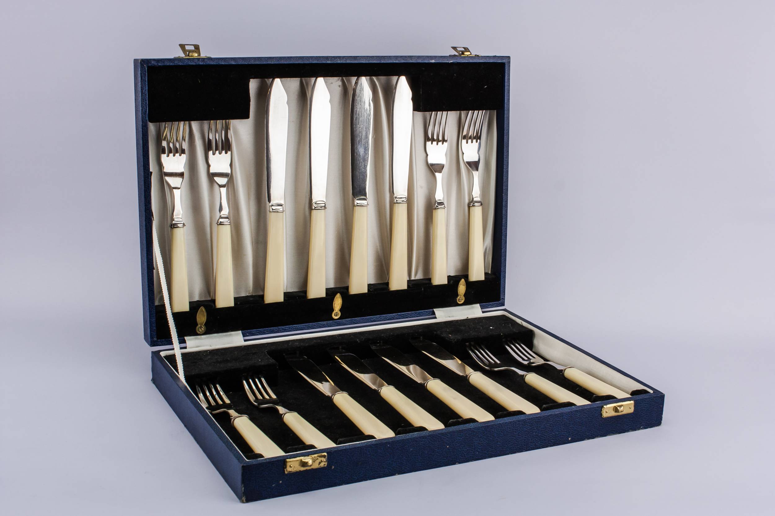 Cutlery set for eight 1