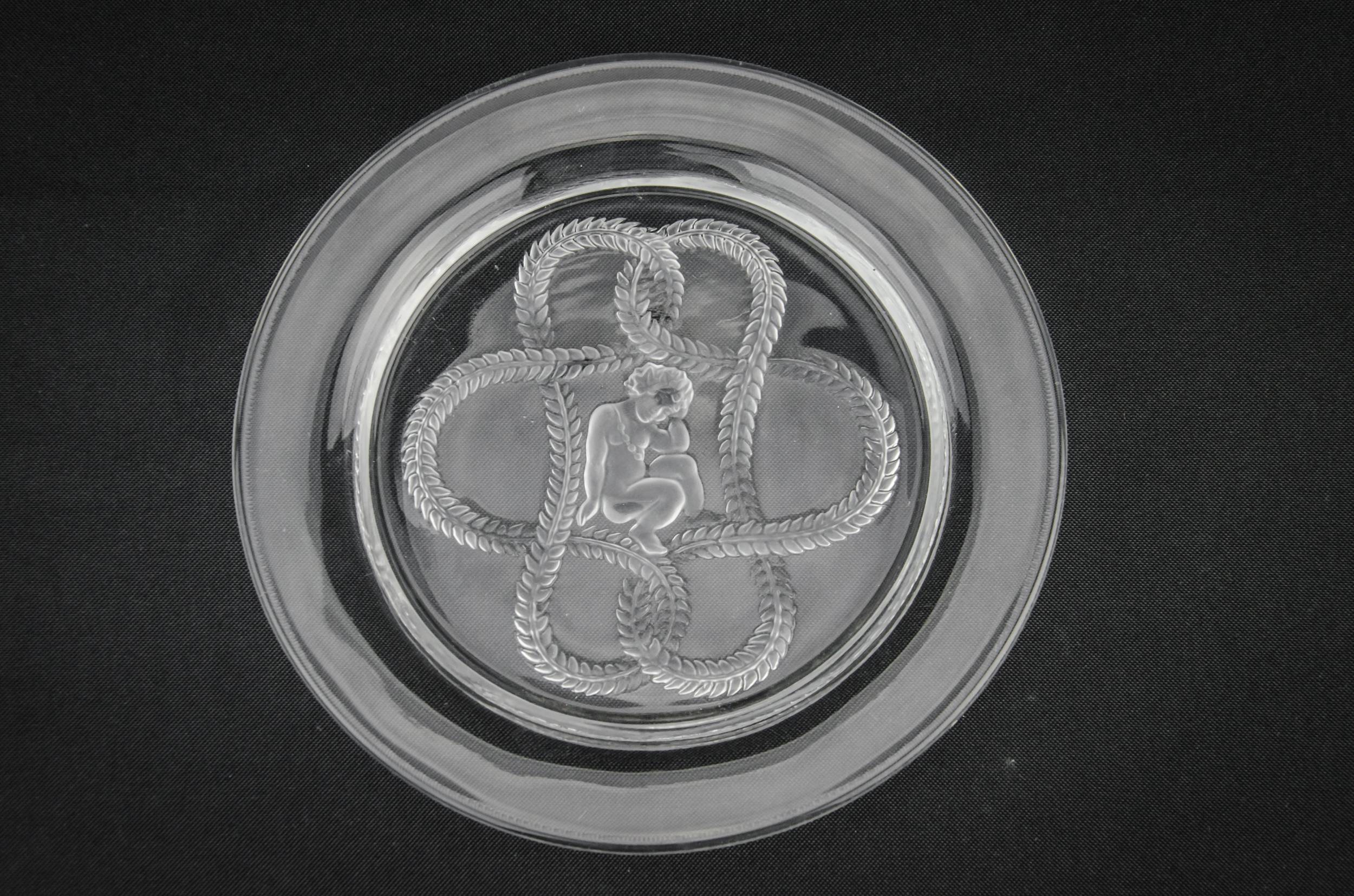 Victorian Attractive Glass — Pressed glass serving dish 1