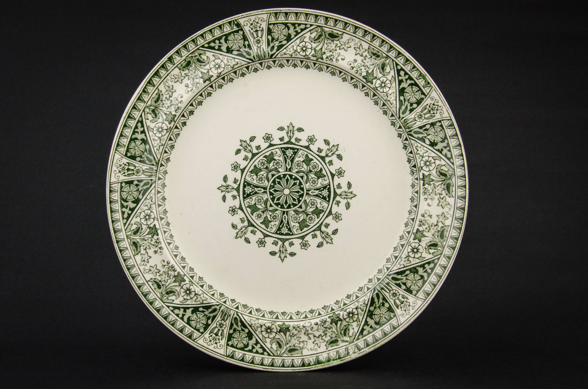 Green Elegant Wedgwood — 2 pottery dinner plates