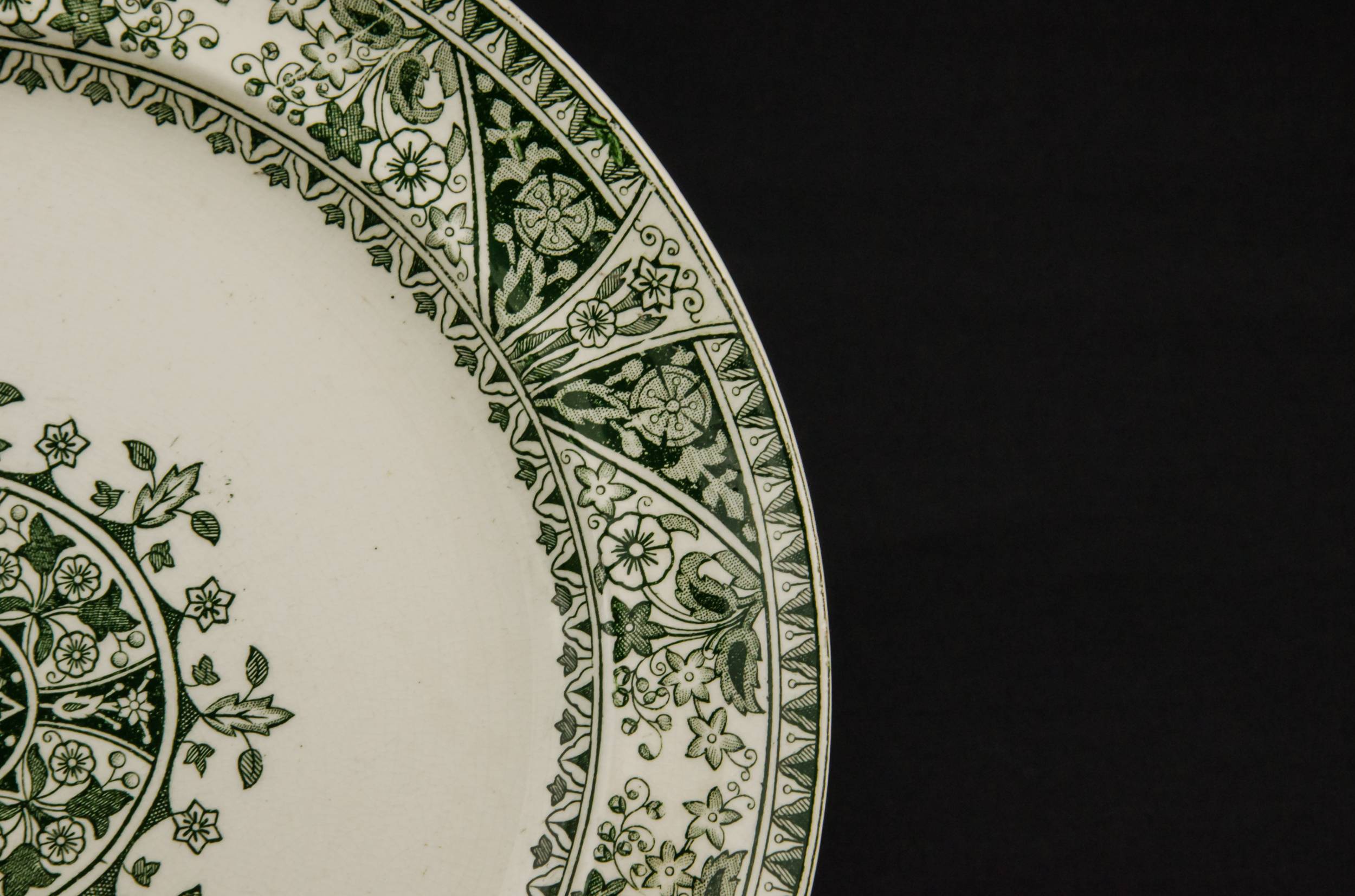 Green Elegant Wedgwood — 2 pottery dinner plates 2