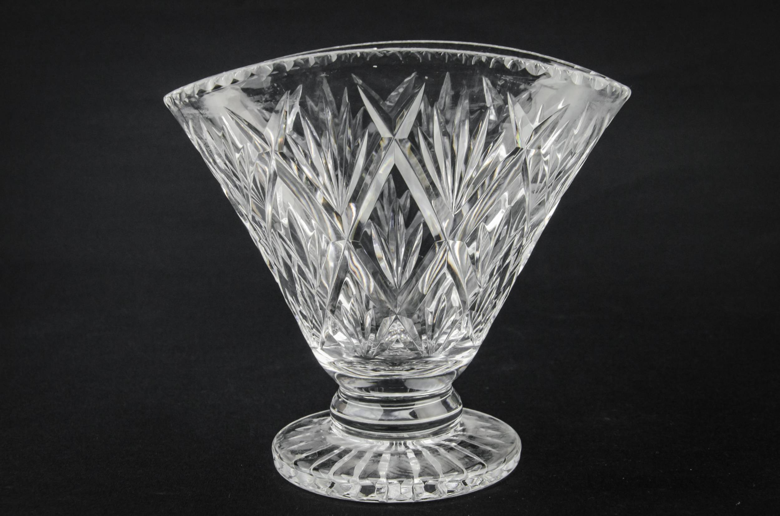 Charming Vintage Crosshatch — Cut glass vase 4