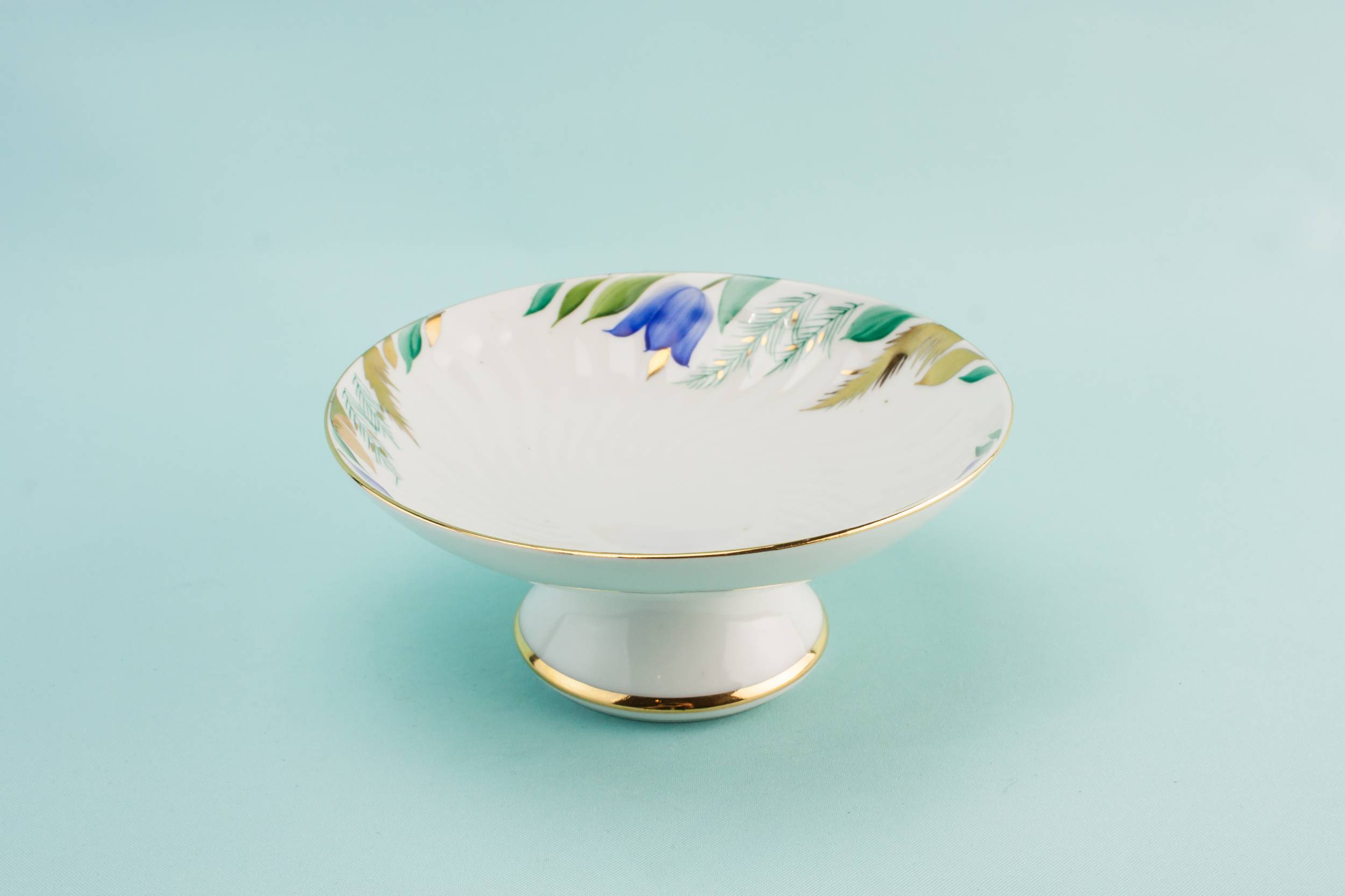 Elegant Vintage Floral — Retro porcelain serving bowl