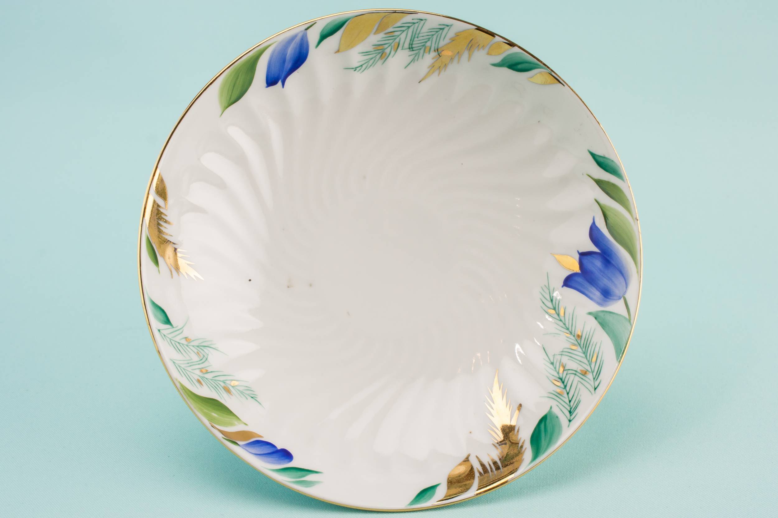 Elegant Vintage Floral — Retro porcelain serving bowl 1