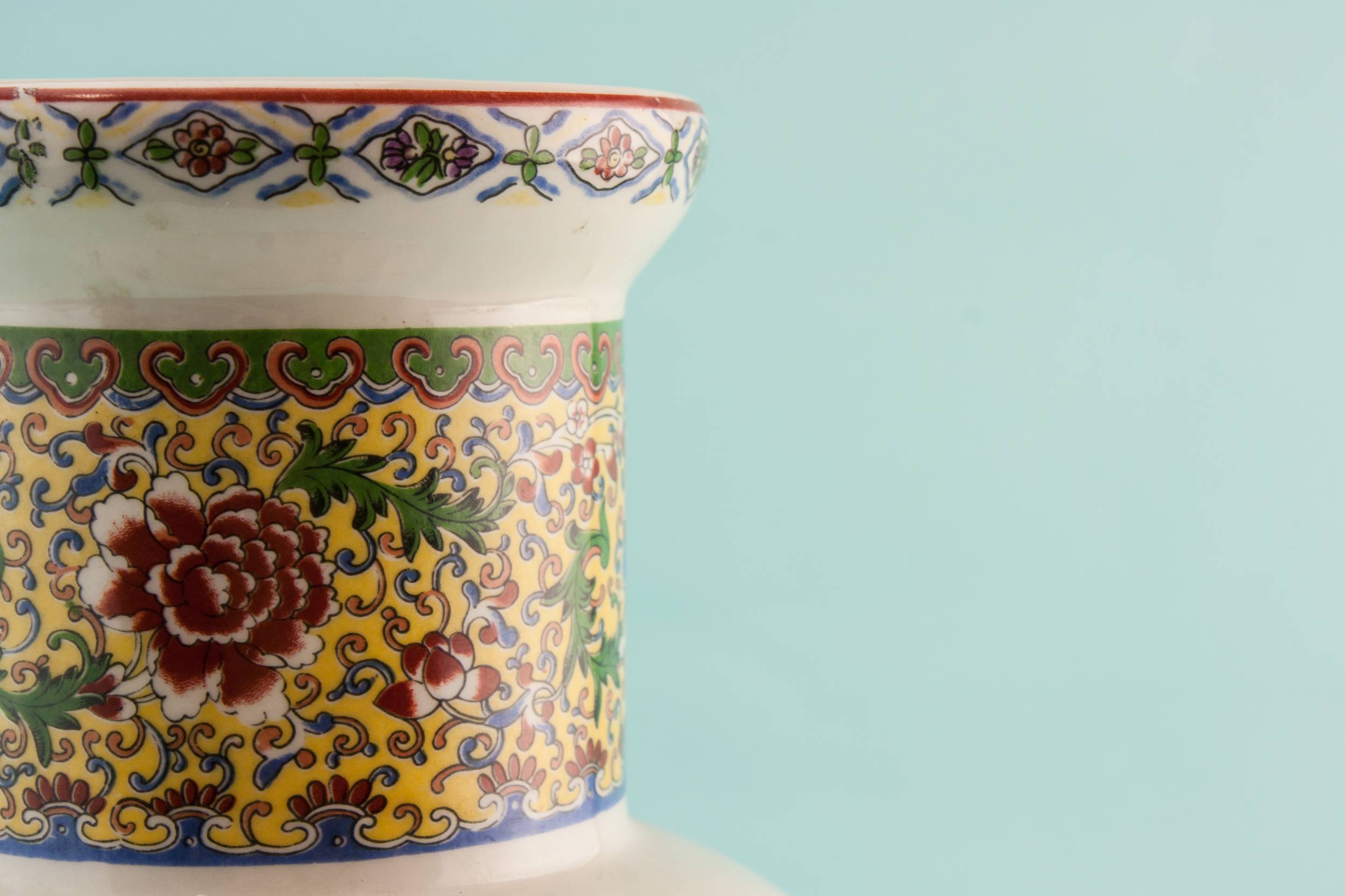 Charming Famille Verte — Tall porcelain vase 4