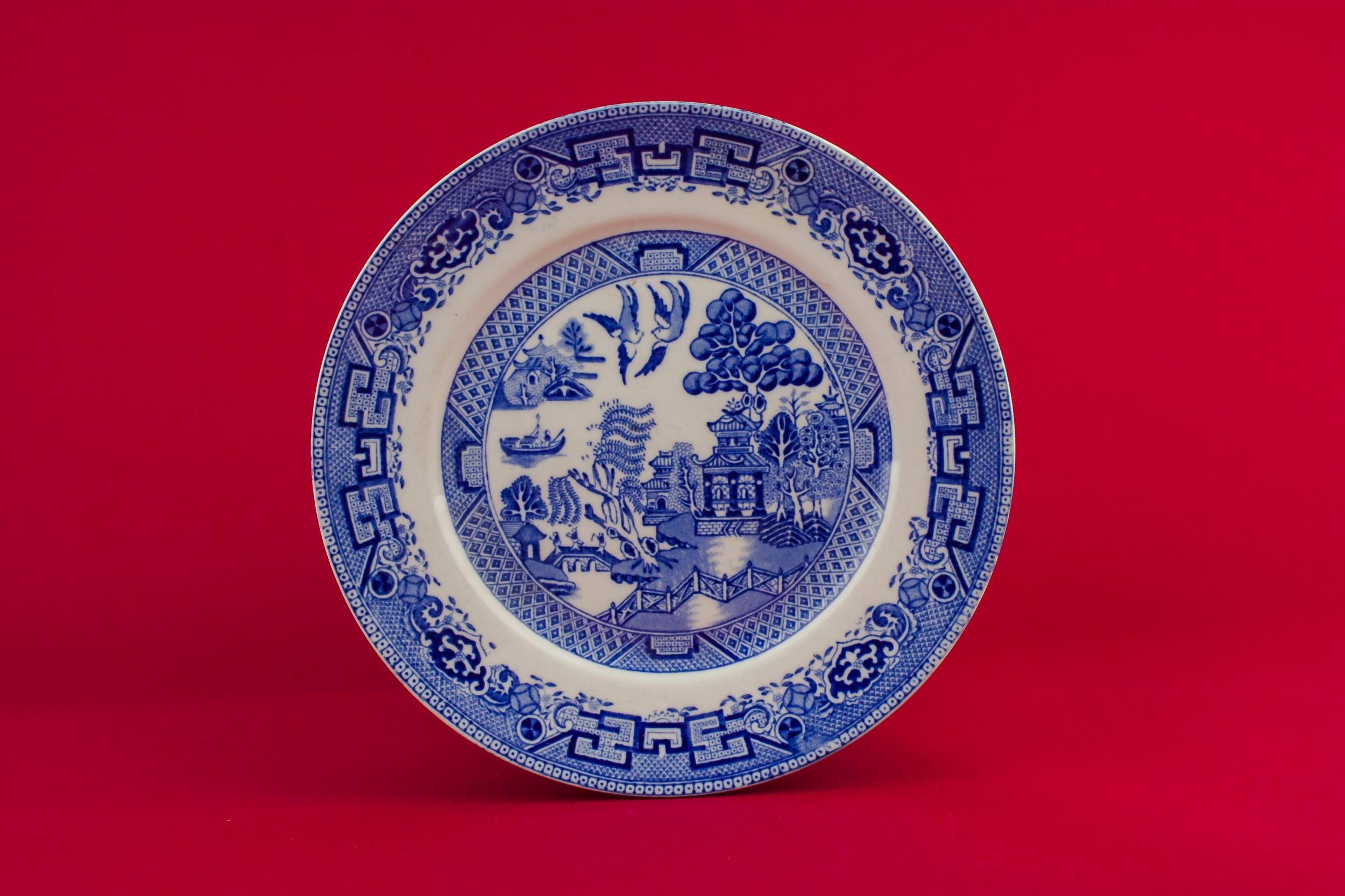 Traditional Vintage Pottery — Blue willow serving dish