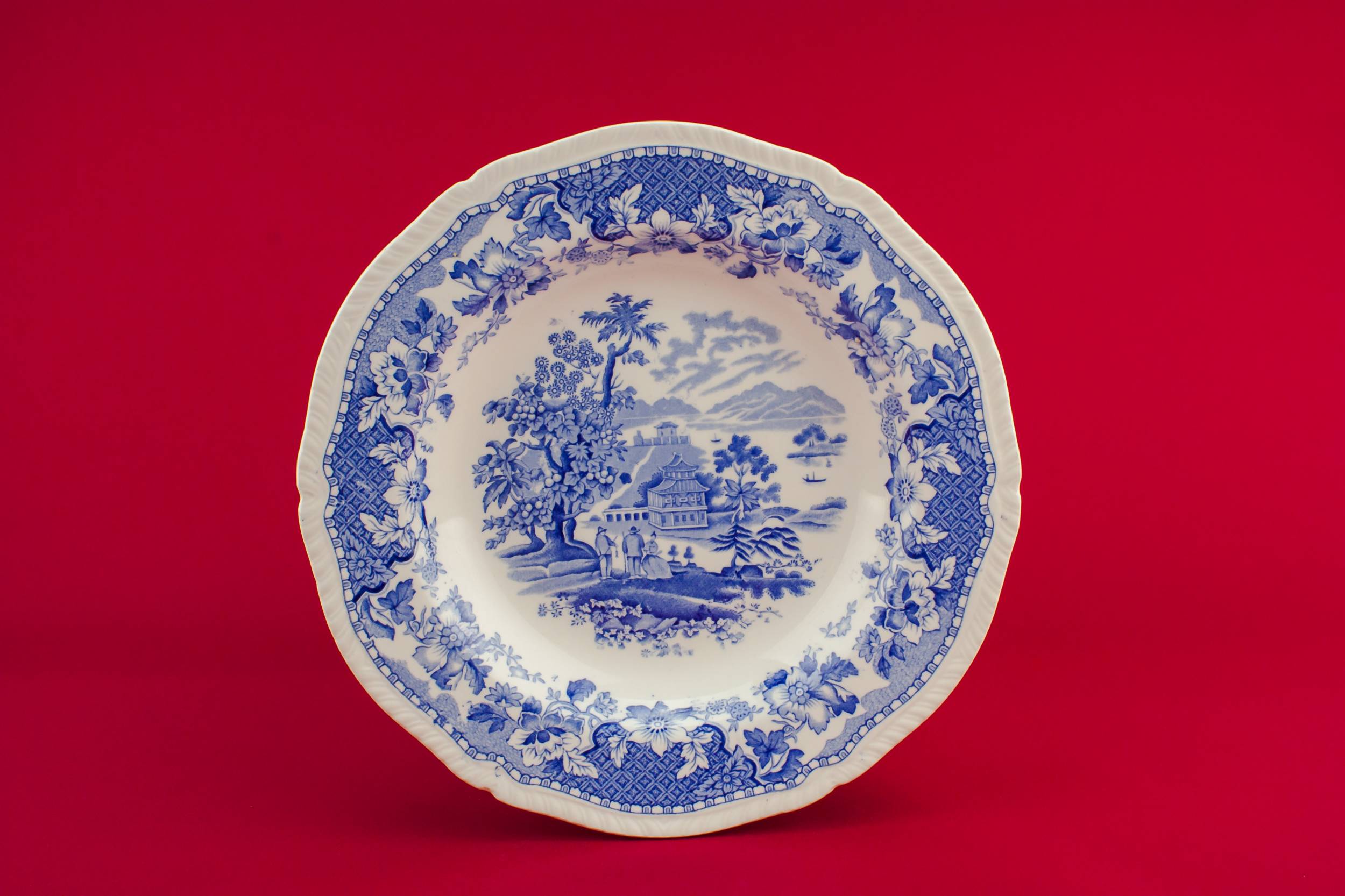 Pottery Vintage Seaforth — Blue and white serving bowl