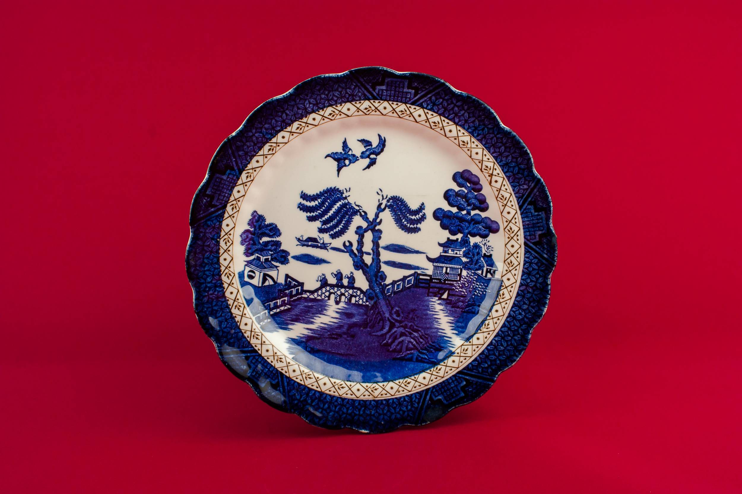 Spectacular Vintage Willow — Blue and white serving dish