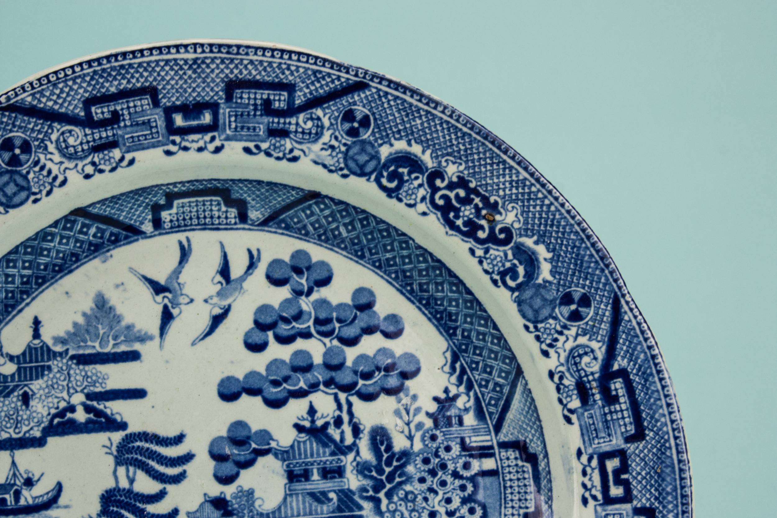 Victorian Antique Willow — Victorian pottery dinner plate 1