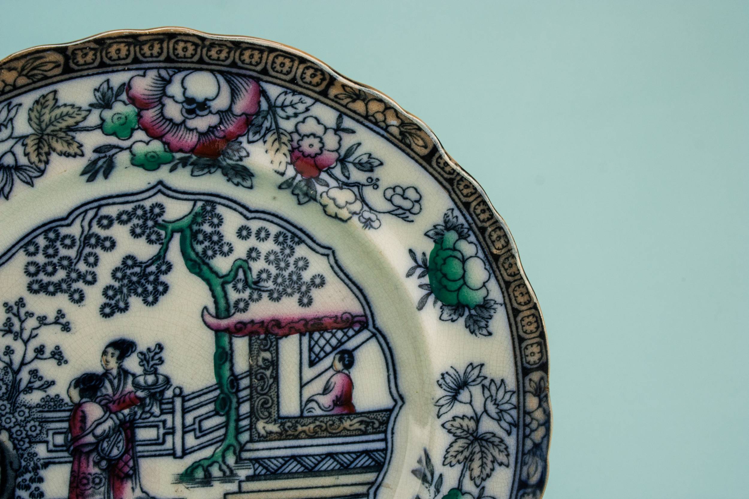 Pottery Attractive Chinese — Colourful serving dish 1