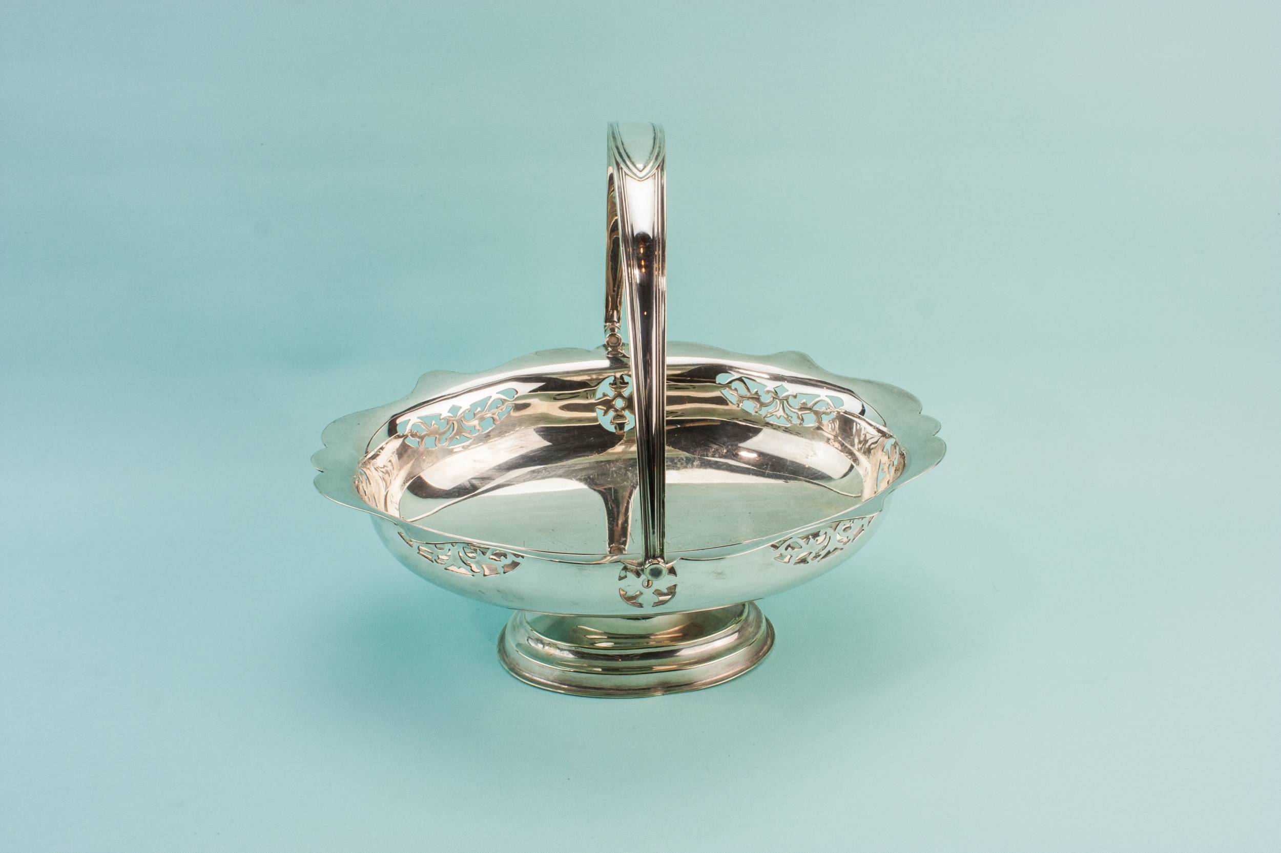 Elegant Edwardian Pierced — Silver plated metal bowl